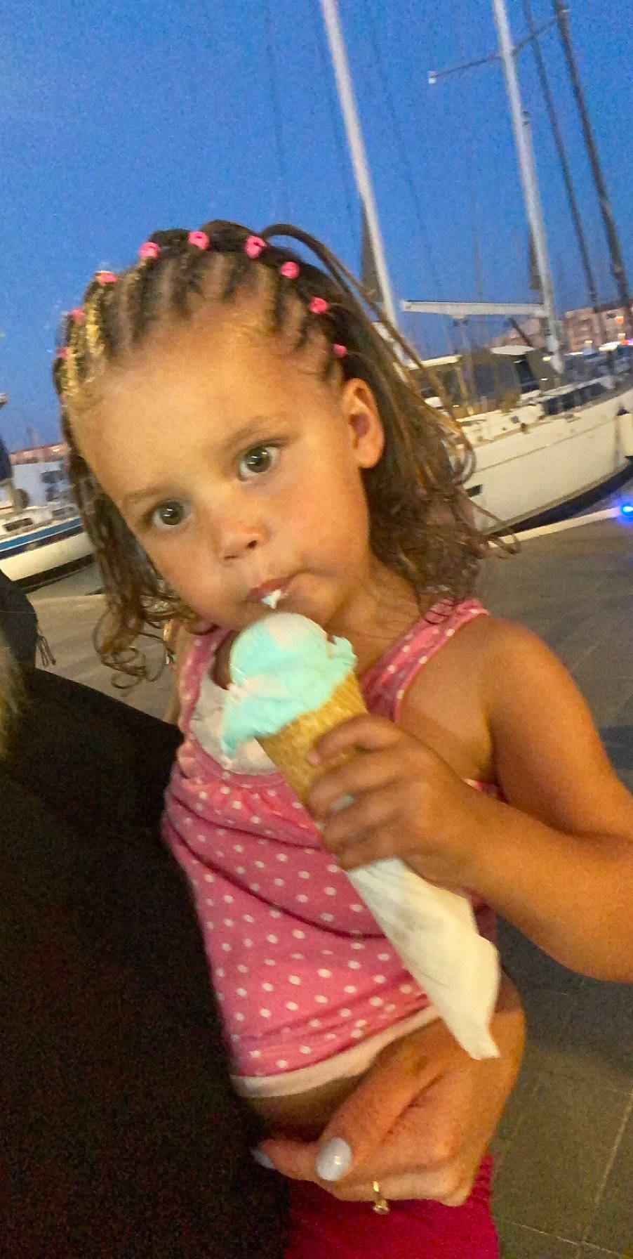 Kelya participe au concours pour gagner de l'argent avec cette photo : child, dairy, frozen_dessert, fun, ice_cream, ice_cream_cone, neck, person, summer, toddler, vacation