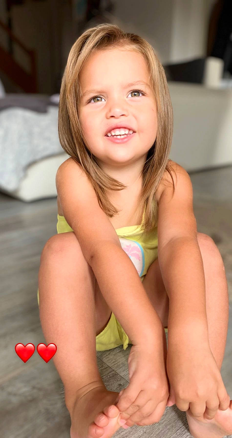 Kelya a rejoint le concours — aidez-le/la à gagner de superbes lots ! beauty, blond, brown_hair, child, child_model, finger, hair, leg, long_hair, person, sitting, smile