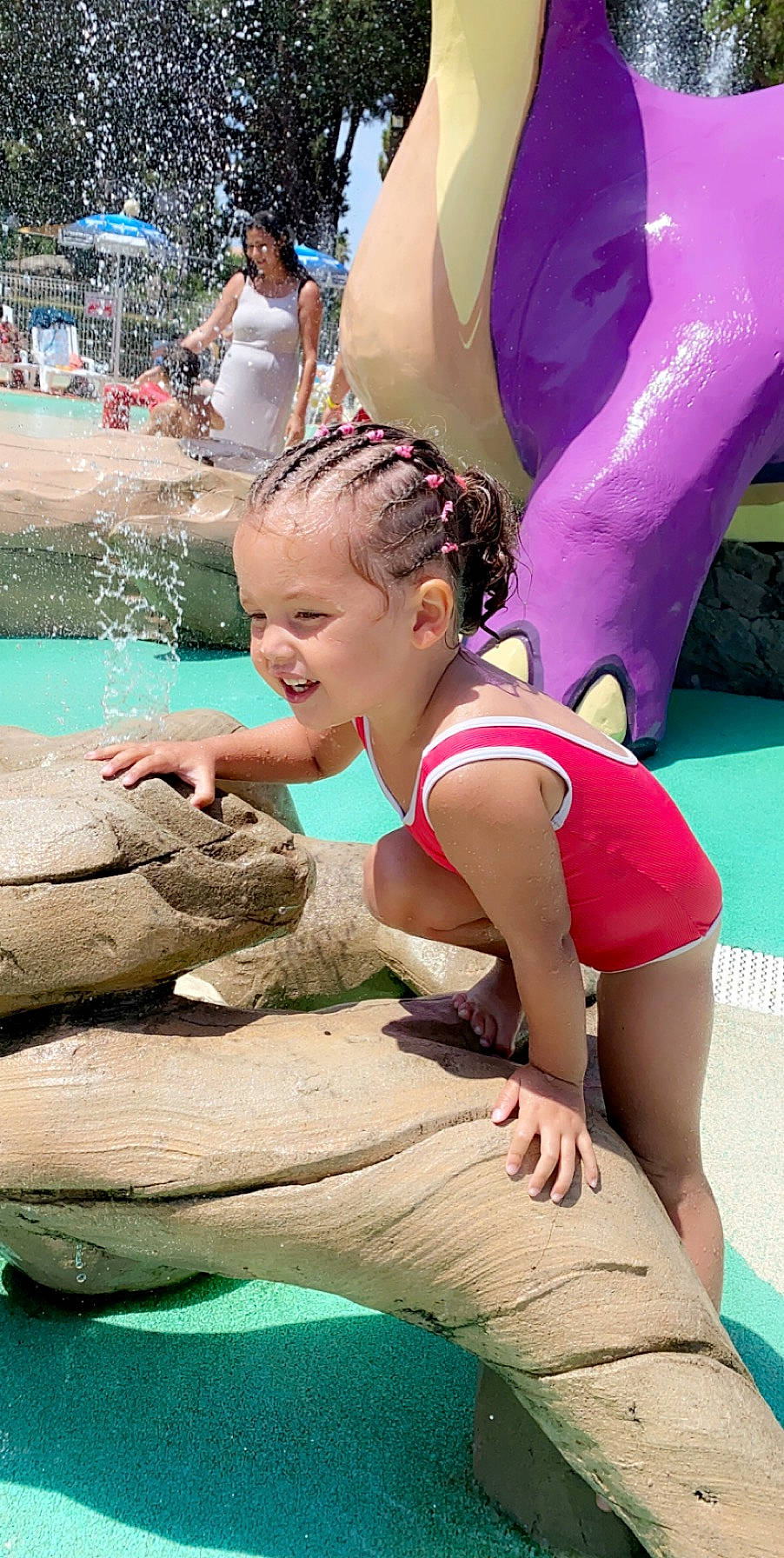 Kelya a rejoint le concours — aidez-le/la à gagner de superbes lots ! amusement_park, fun, leg, leisure, nonbuilding_structure, park, person, recreation, summer, swimming_pool, swimwear, thigh, vacation, water_park