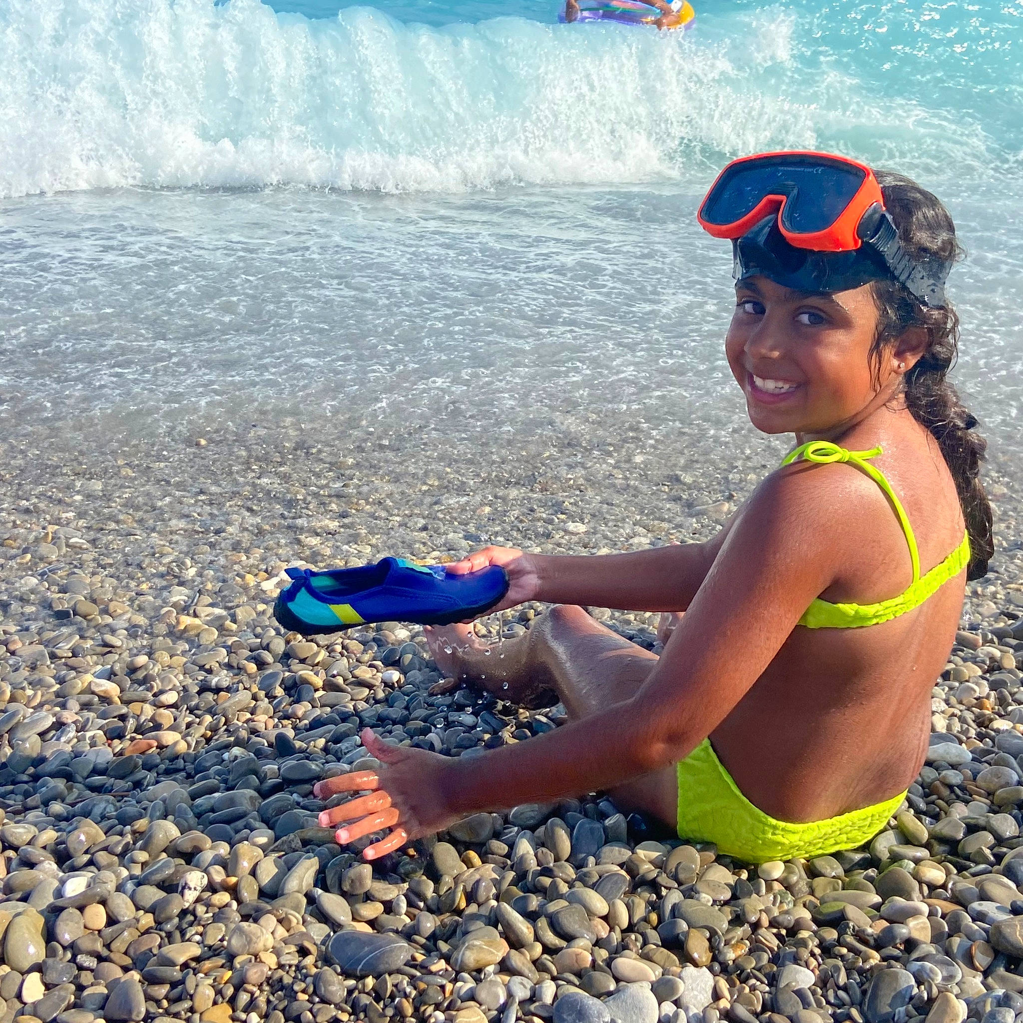 Sarah a rejoint le concours — aidez-le/la à gagner de superbes lots ! beach, body_of_water, brassiere, electric_blue, fun, happy, headwear, human_leg, joy, leisure, one_piece_swimsuit, people_in_nature, people_on_beach, person, personal_protective_equipment, recreation, summer, swimsuit_top, swimwear, thigh