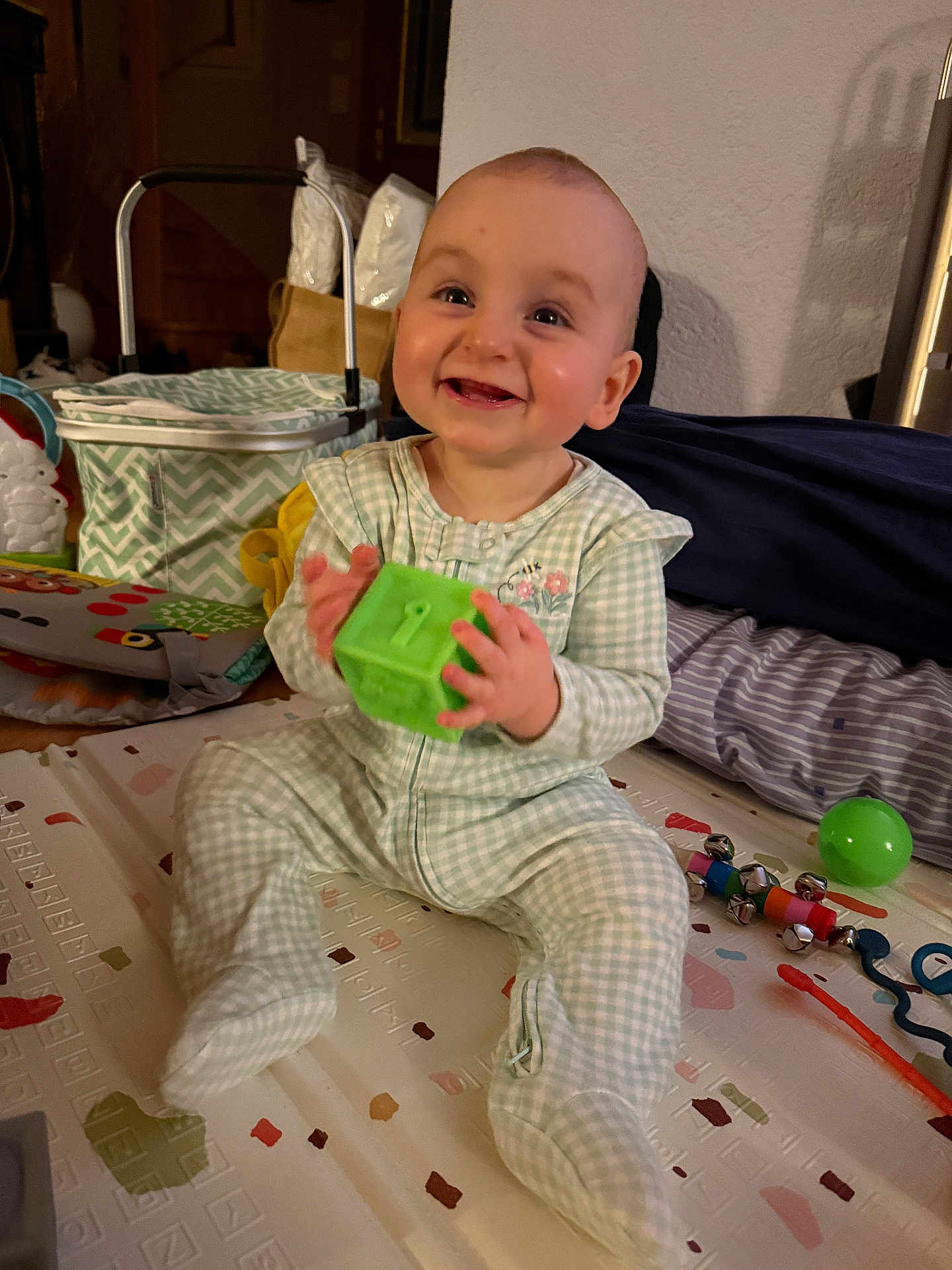 Maëly participe au concours pour gagner de l'argent avec cette photo : baby, child, smiling, toy, play_mat, pajamas, indoor, happy, infant, green, block, crawling, floor, cute, childhood, home, face, person, sitting, playtime