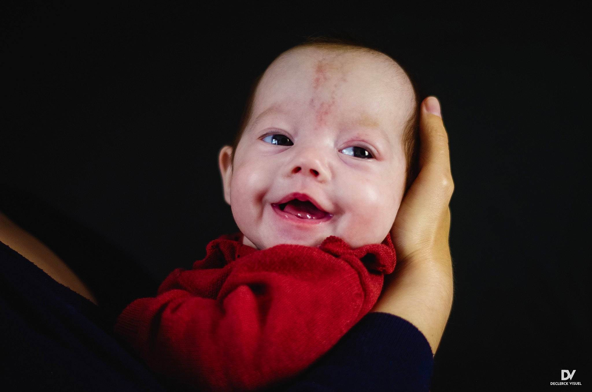 Mia a rejoint le concours — aidez-le/la à gagner de superbes lots ! baby, baby_toddler_clothing, carmine, cheek, comfort, flash_photography, fun, gesture, happy, human_body, jaw, laugh, nose, person, sitting, sleeve, smile, thumb, toddler, tooth