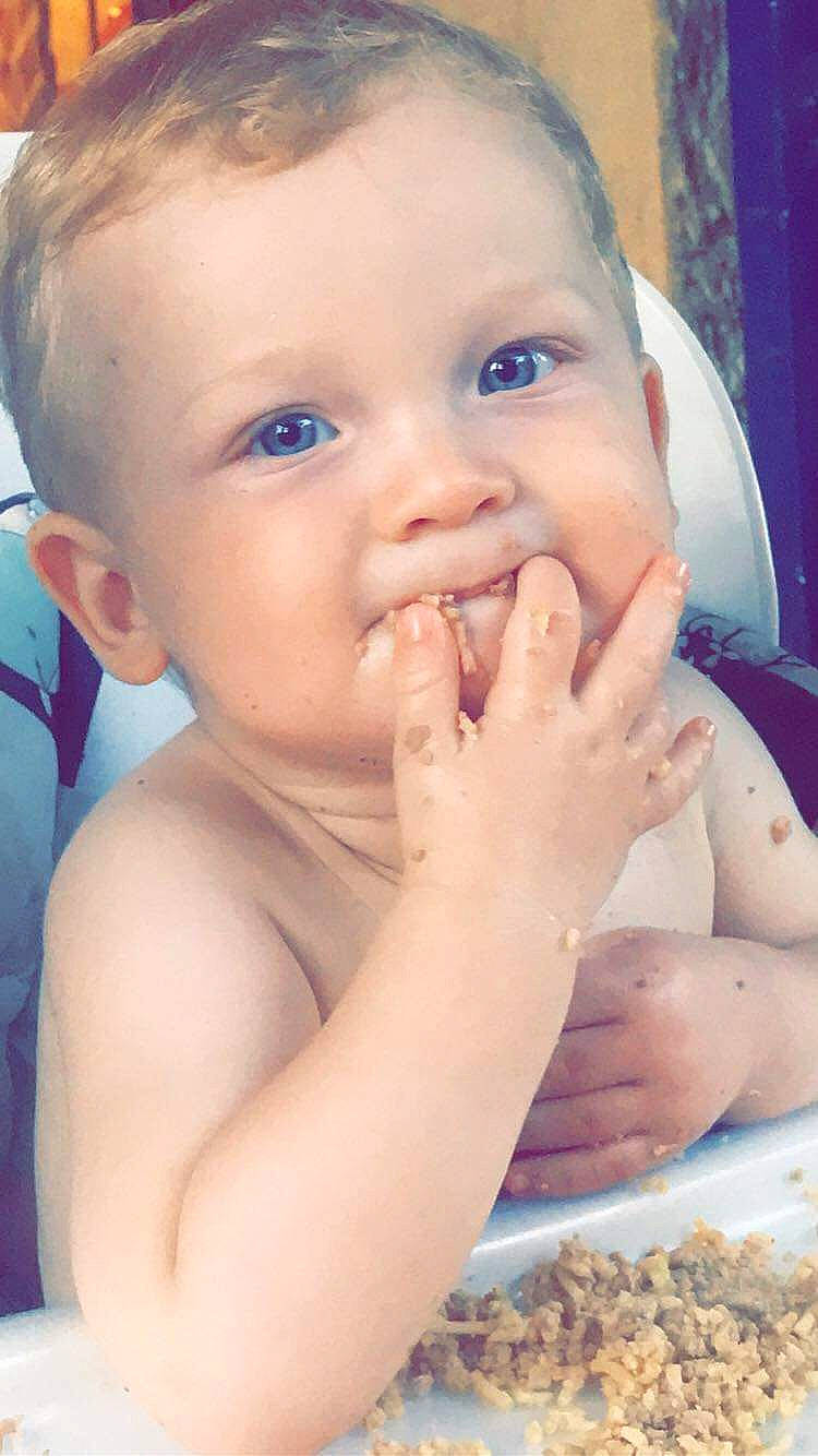 Tèo participe au concours pour gagner de l'argent avec cette photo : baby, baby_toddler_clothing, cheek, ear, eyelash, finger, fun, gesture, hand, happy, lip, mouth, muscle, nail, neck, nose, person, skin, smile, thumb