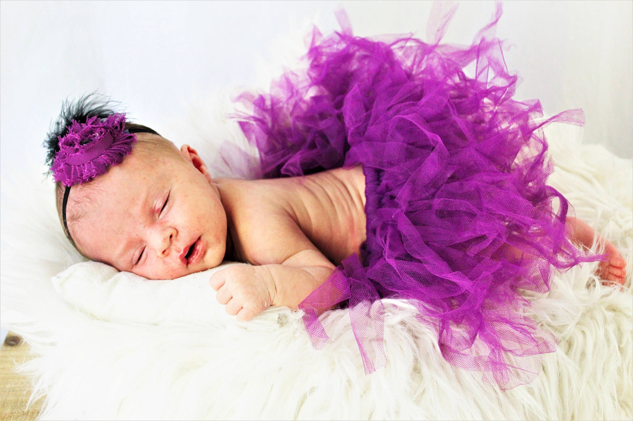 Ambre participe au concours pour gagner de l'argent avec cette photo : baby, child, costume_accessory, fashion_accessory, feather_boa, fur, hair_accessory, hair_coloring, headband, headgear, headpiece, lavender, lilac, nap, person, photography, pink, purple, sleep, toddler