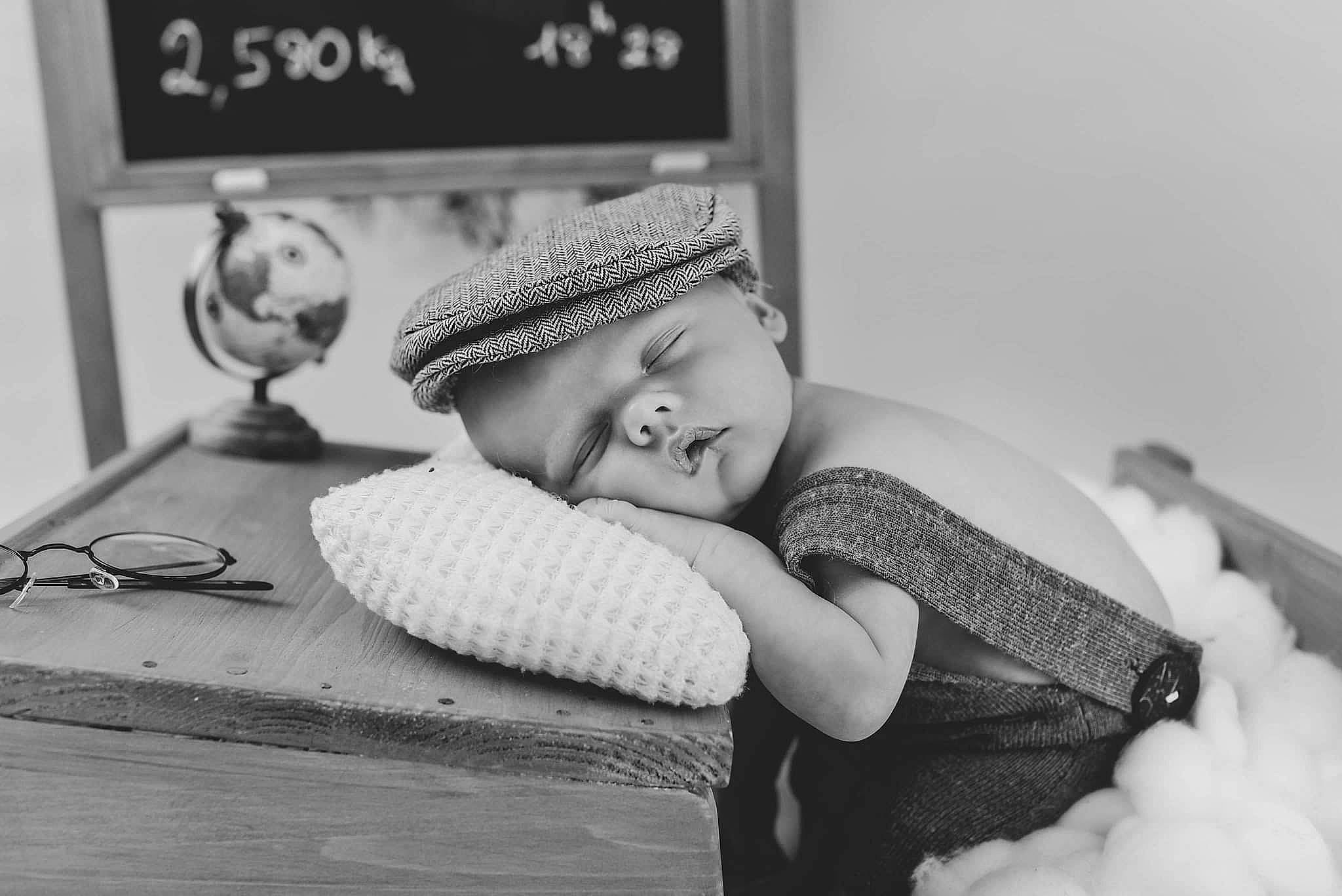 Pacôme participe au concours pour gagner de l'argent avec cette photo : baby, baby_sleeping, baby_toddler_clothing, black, cap, child, comfort, fashion_accessory, flash_photography, gesture, happy, headgear, monochrome, monochrome_photography, pattern, person, room, sitting, toddler, white