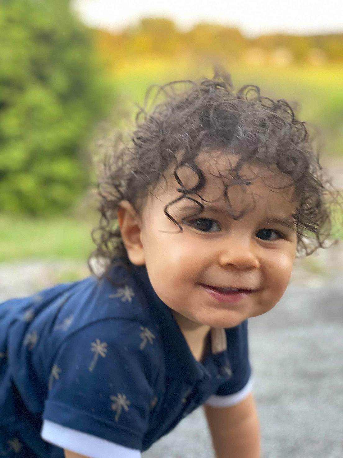 Chahine participe au concours pour gagner de l'argent avec cette photo : cheek, child, chin, eye, face, facial_expression, forehead, fun, grass, hair, hairstyle, happy, head, human, nose, person, photography, portrait, skin, smile