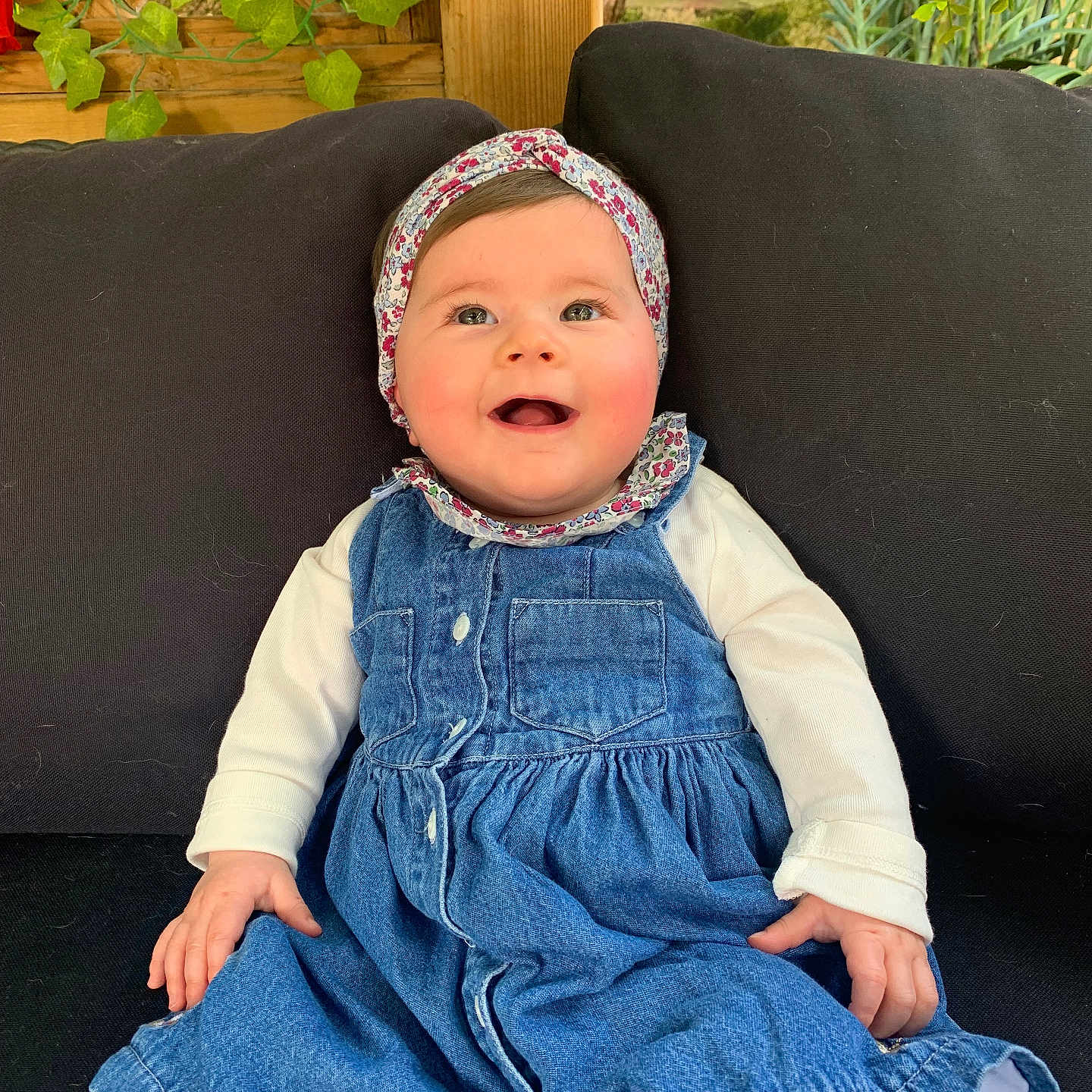 Kataleya a rejoint le concours — aidez-le/la à gagner de superbes lots ! baby, bonnet, cap, clothing, coat, face, flower, happy, hat, head, jacket, jeans, pants, person, photography, plant, portrait, pottedplant, rose, sitting