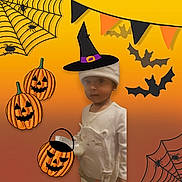 Noé participe au concours pour gagner de l'argent avec cette photo : child, baby, pajamas, bottle, cat_design, witch_hat, halloween, pumpkins, jack_o_lanterns, bats, spider_web, spiders, orange_background, costume, holiday, cute, indoors, digital_stickers, fun, portrait