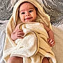 Milan a rejoint le concours — aidez-le/la à gagner de superbes lots ! baby, towel, smile, face, hand, arm, leg, blanket, bed, pattern, blue_eyes, hooded_towel, infant, cute, skin, happy, lying_down, soft_texture, indoors, person