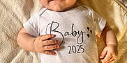Milan a rejoint le concours — aidez-le/la à gagner de superbes lots ! baby, infant, onesie, blanket, smile, cute, child, portrait, laying_down, clothing, toddler, skin, hand, face, eyes, young, bed, cozy, indoor, soft