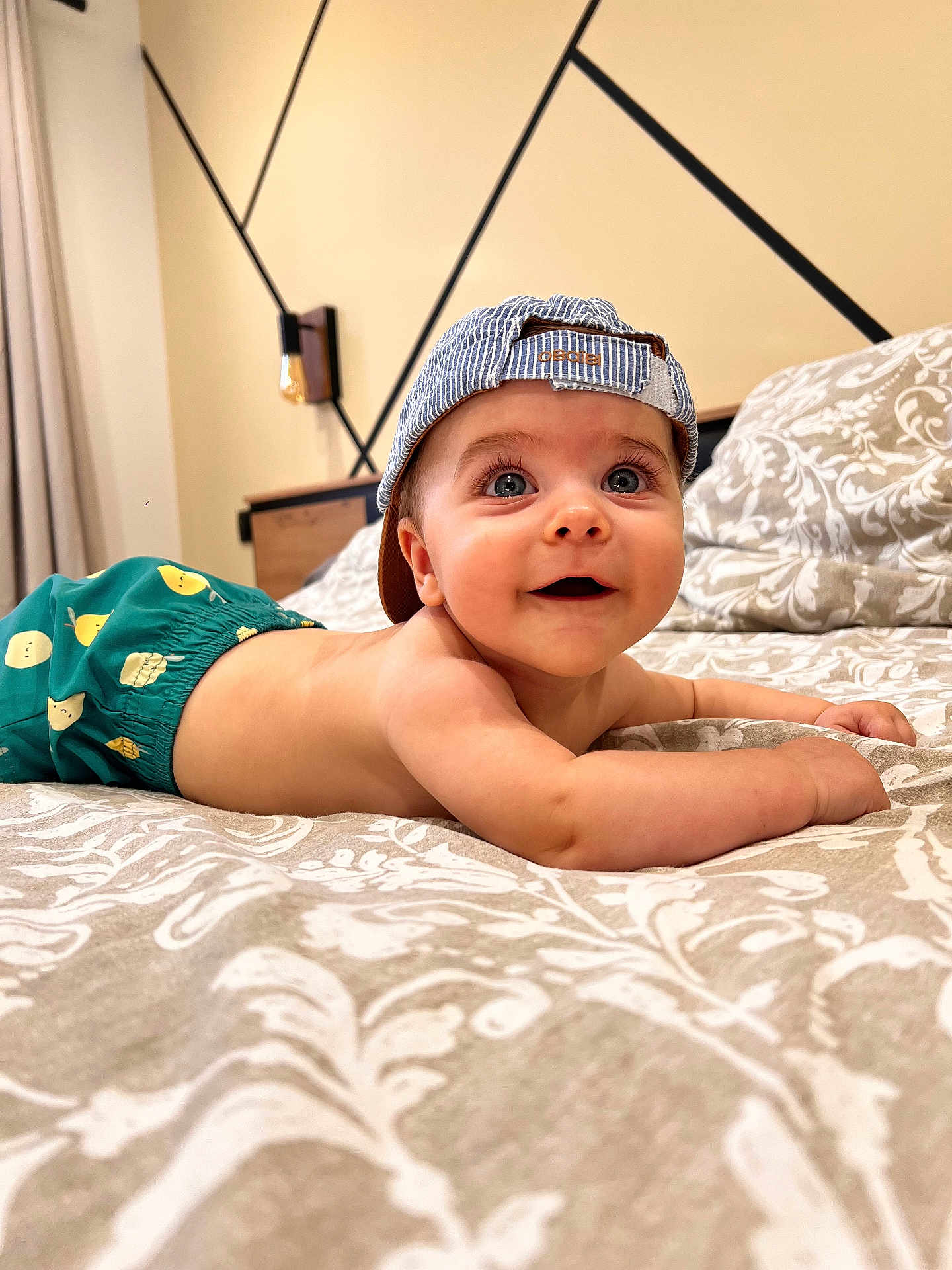 Milan participe au concours pour gagner de l'argent avec cette photo : baby, child, bed, blanket, cap, clothing, cute, expression, face, furniture, happy, indoor, looking_up, person, portrait, smile, toddler, wall, young_child, yellow