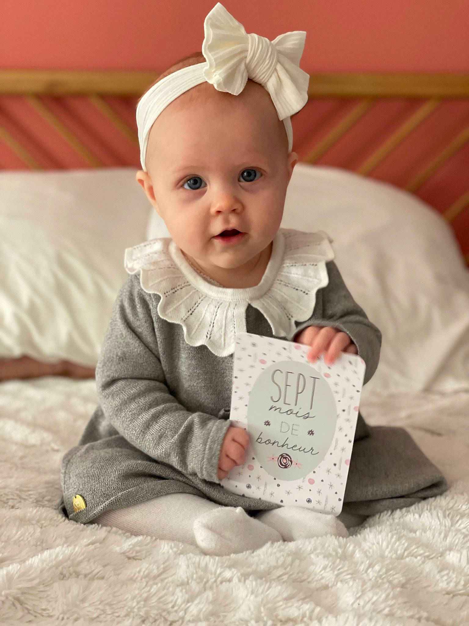 Léa a rejoint le concours — aidez-le/la à gagner de superbes lots ! baby, baby_toddler_clothing, carmine, cheek, child, clothing, comfort, costume_hat, face, facial_expression, fashion_accessory, happy, head, headband, headpiece, person, pink, sitting, skin, sleeve