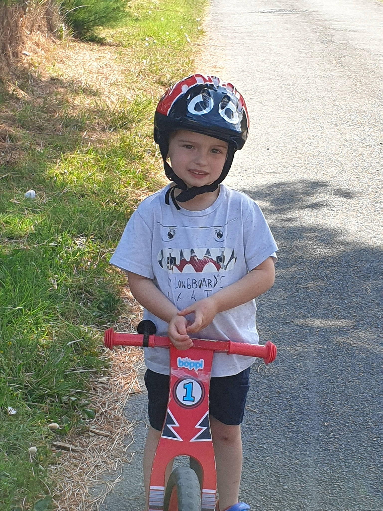 Ethan a rejoint le concours — aidez-le/la à gagner de superbes lots ! bicycle, bicycle_accessory, bicycle_helmet, bicycles_equipment_and_supplies, child, cycling, headwear, helmet, joy, person, recreation, sports_equipment, toddler, vehicle