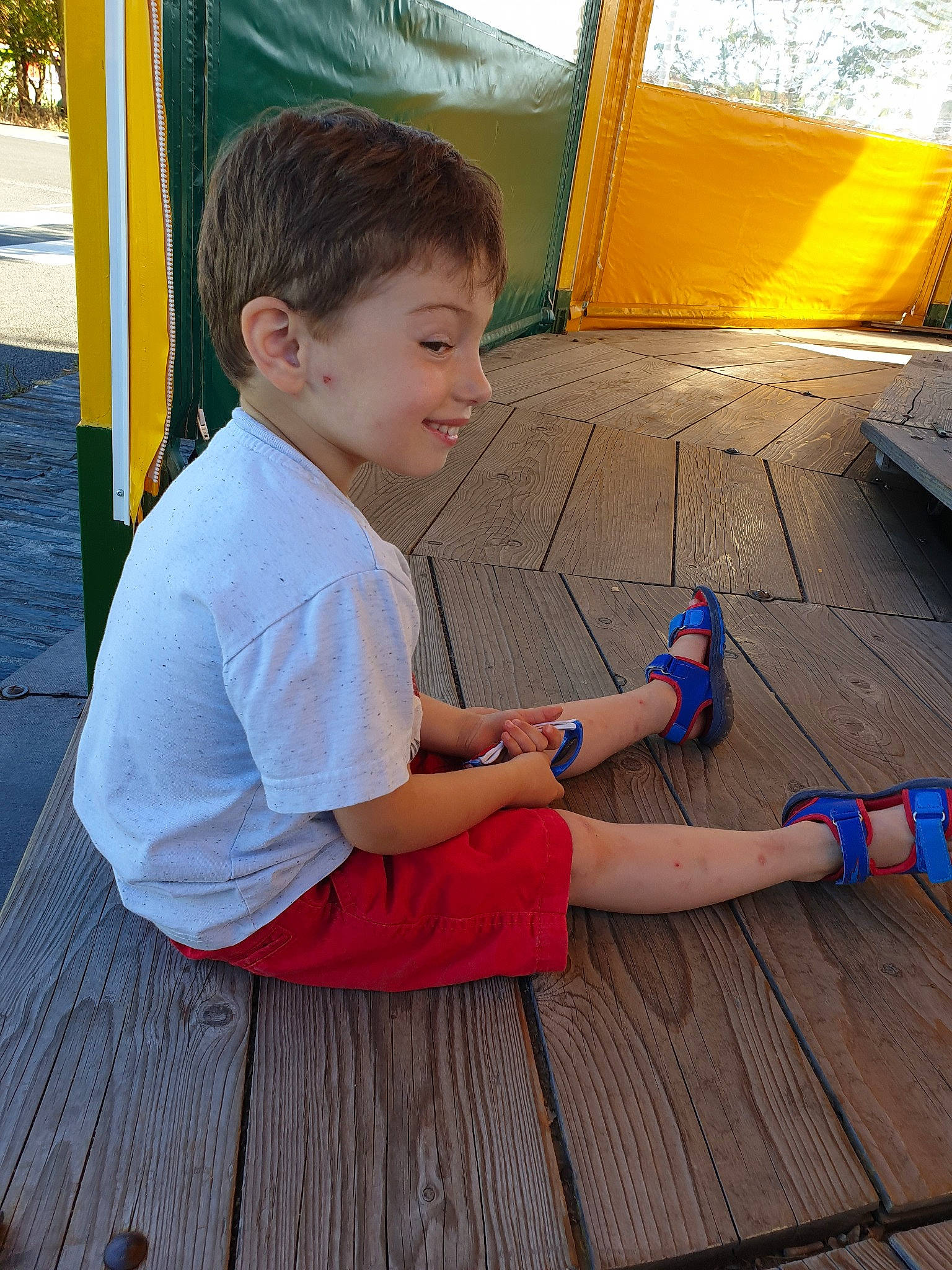 Ethan participe au concours pour gagner de l'argent avec cette photo : child, fun, hand, joy, leg, leisure, male, person, play, toddler, vacation, wood