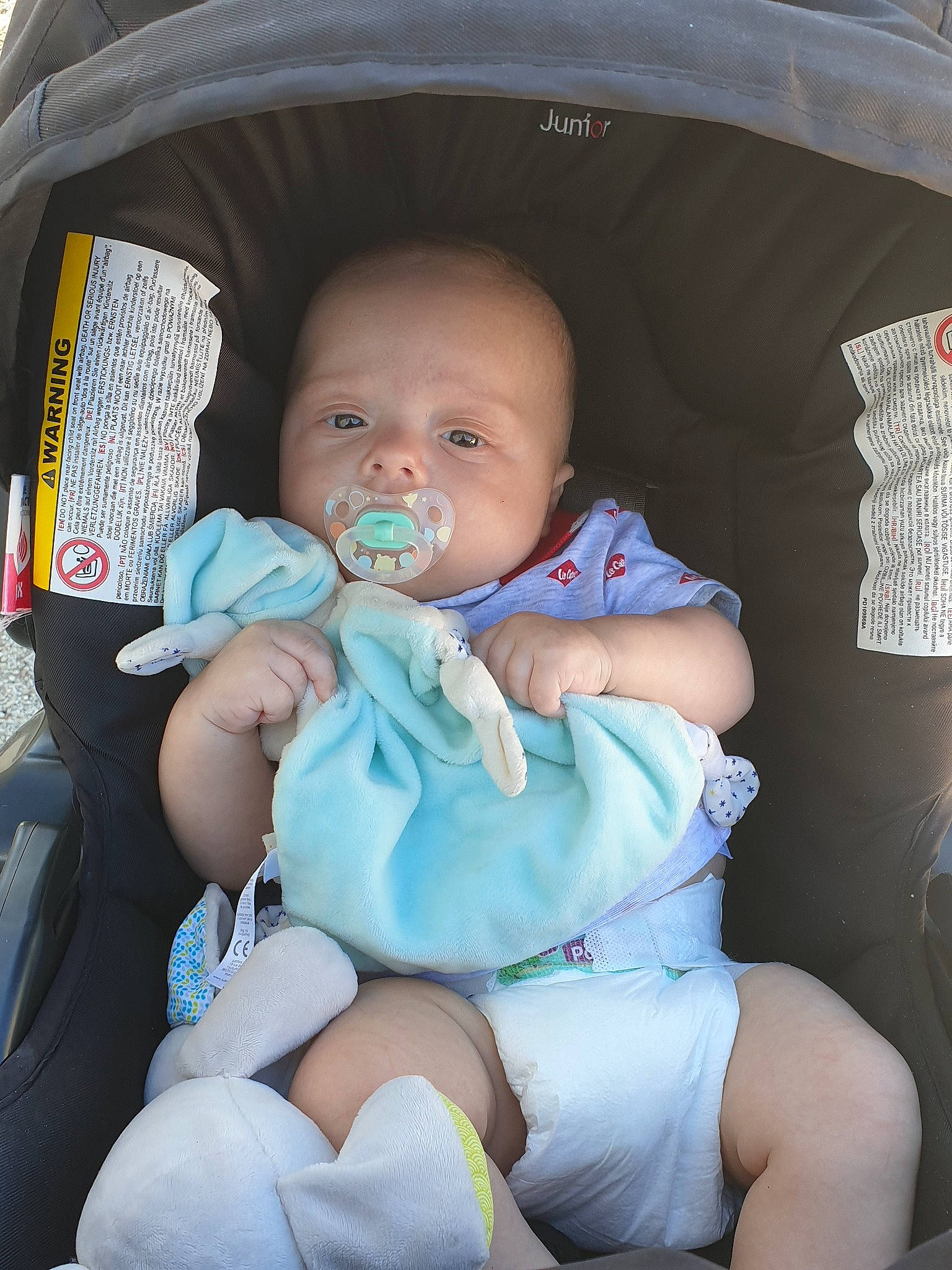 Melvin participe au concours pour gagner de l'argent avec cette photo : baby, baby_carriage, baby_in_car_seat, baby_products, car_seat, child, person, product, sitting, skin, smile, toddler, vacation