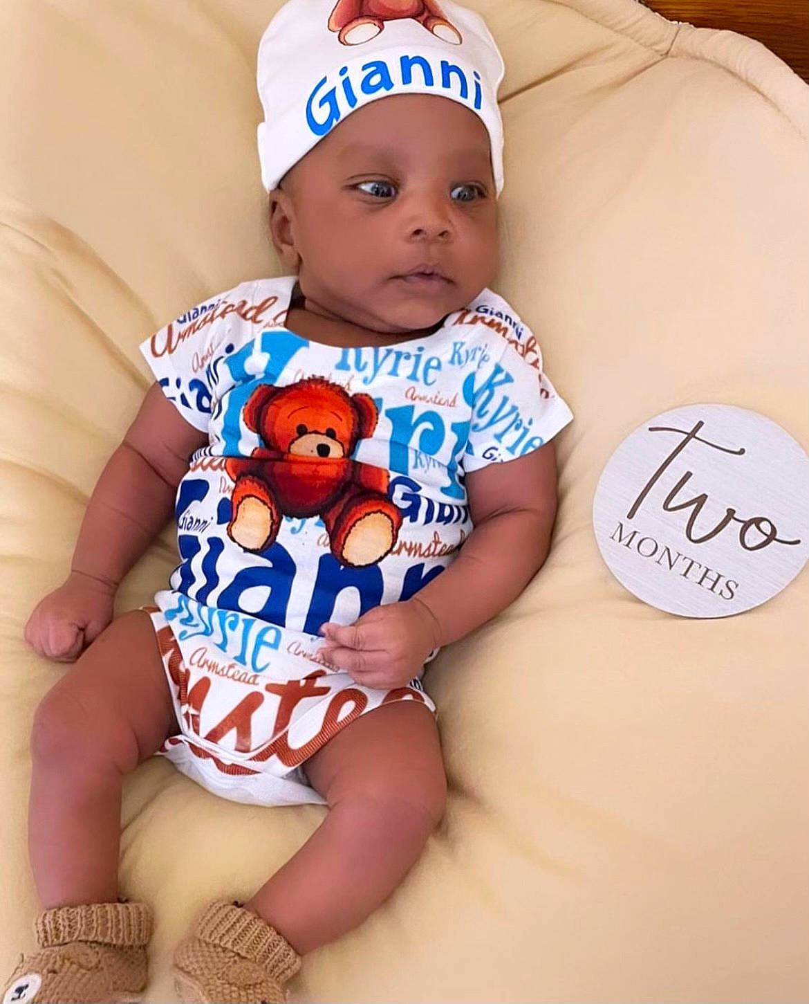 Gianni is registered to the contest to win money with this photo: baby, baby_products, baby_toddler_clothing, baseball_cap, cap, child, eye, facial_expression, fashion_accessory, happy, hat, headgear, headwear, human_leg, organ, pattern, person, sitting, sleeve, t_shirt