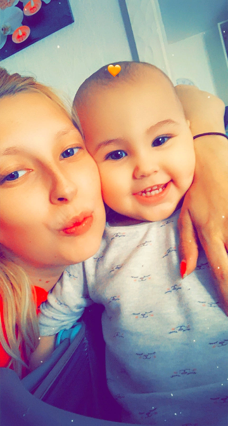 Kamila participe au concours pour gagner de l'argent avec cette photo : azure, blue, cheek, chin, eye, eyebrow, eyelash, facial_expression, flash_photography, gesture, hairstyle, happy, human, interaction, iris, joy, lip, mouth, nose, person