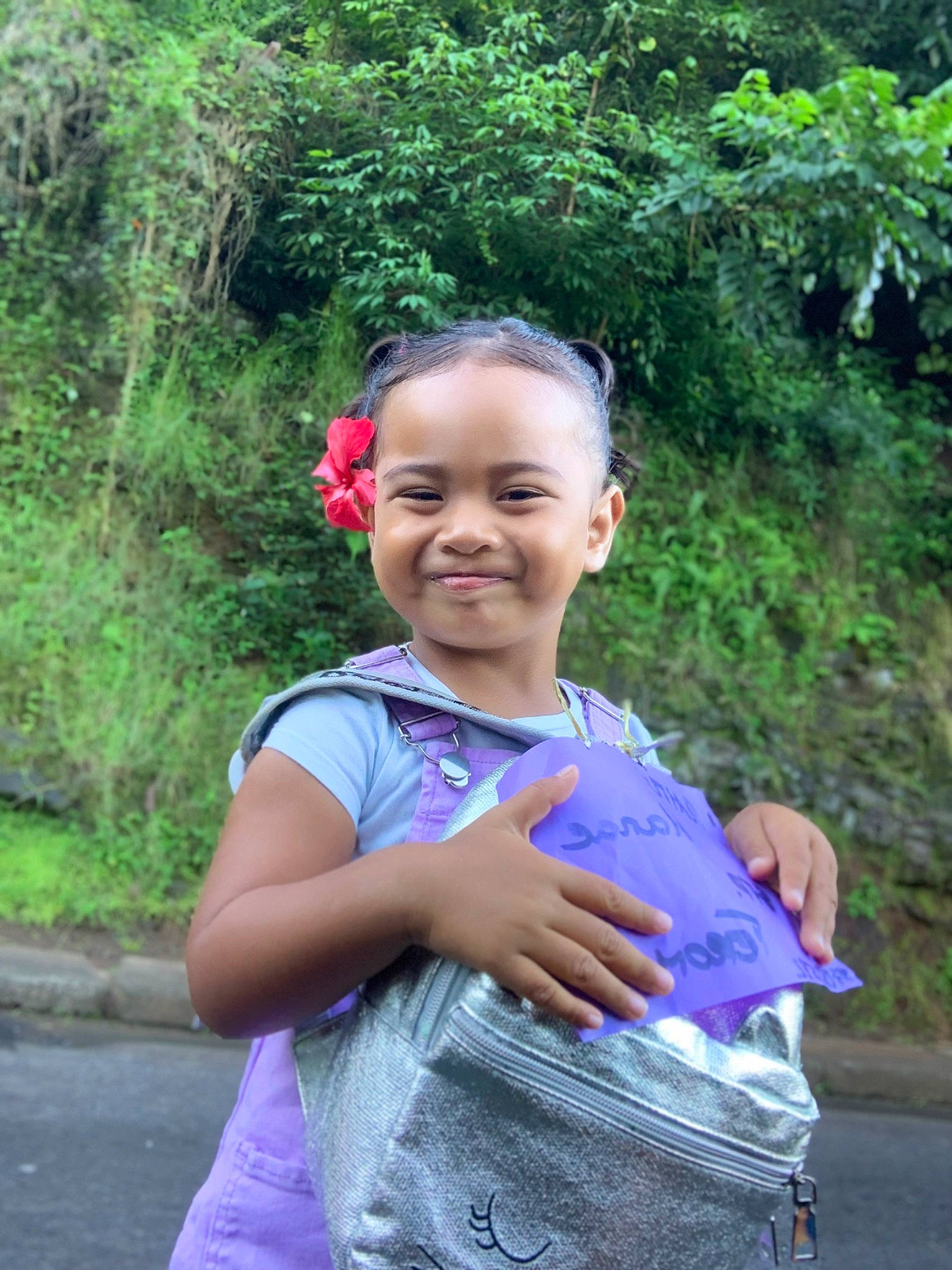 Hanae participe au concours pour gagner de l'argent avec cette photo : botany, child, fun, garden, gesture, grass, happy, joy, jungle, leisure, magenta, people_in_nature, person, pink, plant, recreation, smile, t_shirt, toddler, tourism