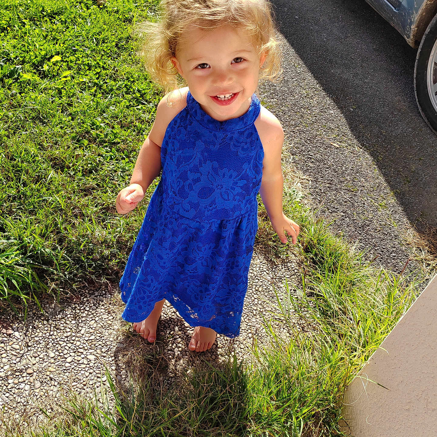 Aliénor a rejoint le concours — aidez-le/la à gagner de superbes lots ! alloywheel, car, carwheel, child, clothing, dress, face, female, grass, head, machine, person, photography, plant, portrait, spoke, tire, transportation, vehicle, wheel