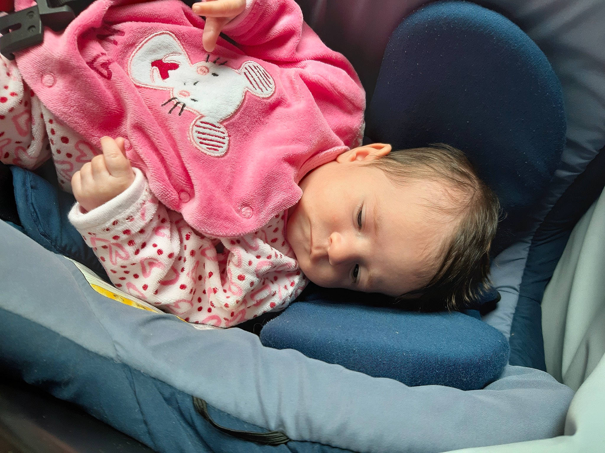 Angelina participe au concours pour gagner de l'argent avec cette photo : baby, baby_carriage, baby_products, baby_sleeping, baby_toddler_clothing, car_seat, carmine, cheek, child, comfort, fun, happy, linens, mammal, people, person, product, sitting, sleeve, toddler