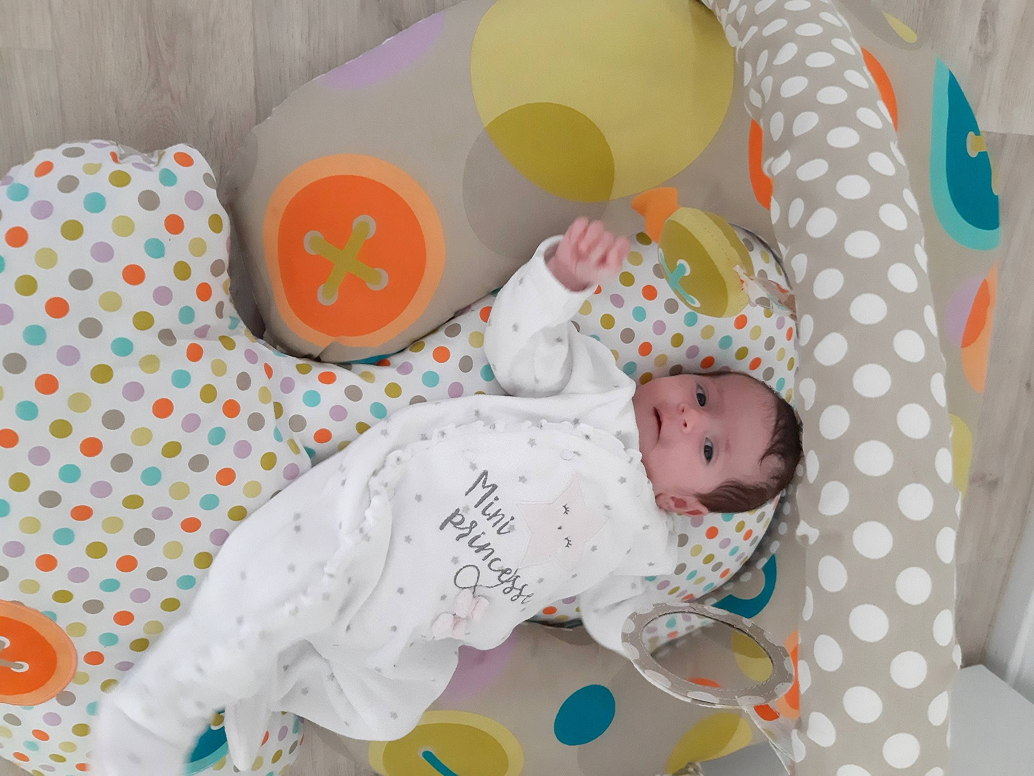 Angelina participe au concours pour gagner de l'argent avec cette photo : baby, baby_products, baby_safety, baby_toddler_clothing, baby_toys, bed_sheet, bedding, bedtime, child, circle, comfort, linens, pattern, person, pink, polka_dot, product, room, sleeve, textile