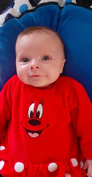 Maëlle a rejoint le concours — aidez-le/la à gagner de superbes lots ! baby, baby_toddler_clothing, blue, cheek, chin, eye, face, facial_expression, hairstyle, happy, head, lip, mouth, neck, nose, person, skin, sleeve, smile, standing