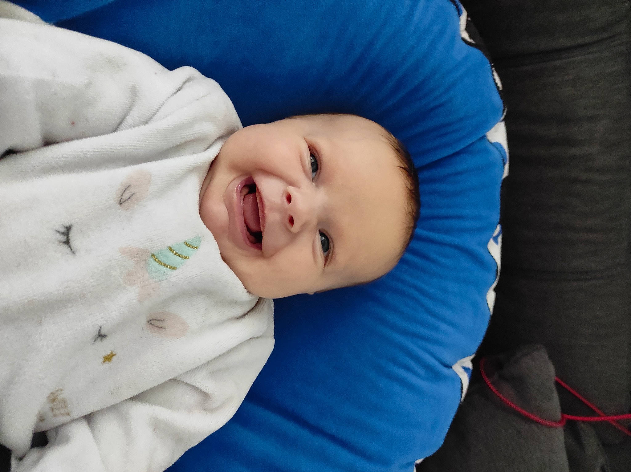 Maëlle participe au concours pour gagner de l'argent avec cette photo : baby, baby_laughing, baby_toddler_clothing, child, comfort, electric_blue, eye, face, flash_photography, grass, happy, linens, nose, person, portrait_photography, skin, sleeve, smile, t_shirt, textile