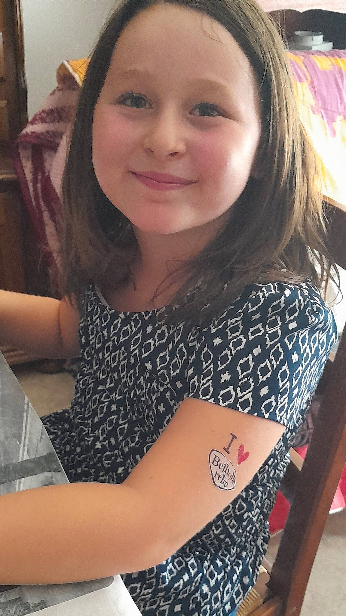 Lola participe au concours pour gagner de l'argent avec cette photo : arm, black, black_hair, cheek, chin, cool, eyebrow, eyelash, finger, hair, hairstyle, head, human_body, joy, lip, neck, organ, person, shoulder, skin