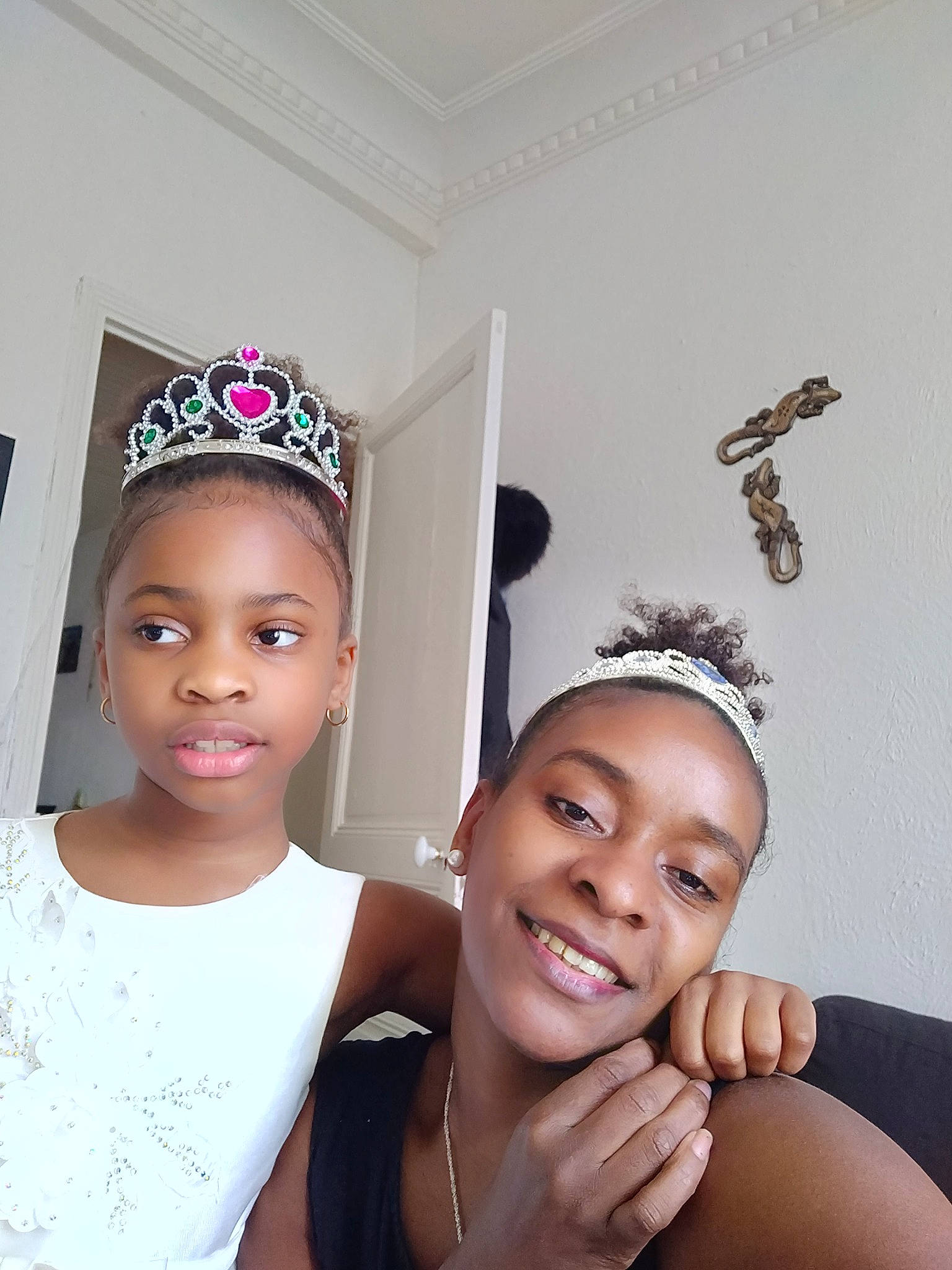Eliane a rejoint le concours — aidez-le/la à gagner de superbes lots ! child, crown, design, ear, fashion_accessory, forehead, hair, hair_accessory, hairstyle, happy, head, headband, headgear, headpiece, jewellery, joy, person, photography, tiara, toddler