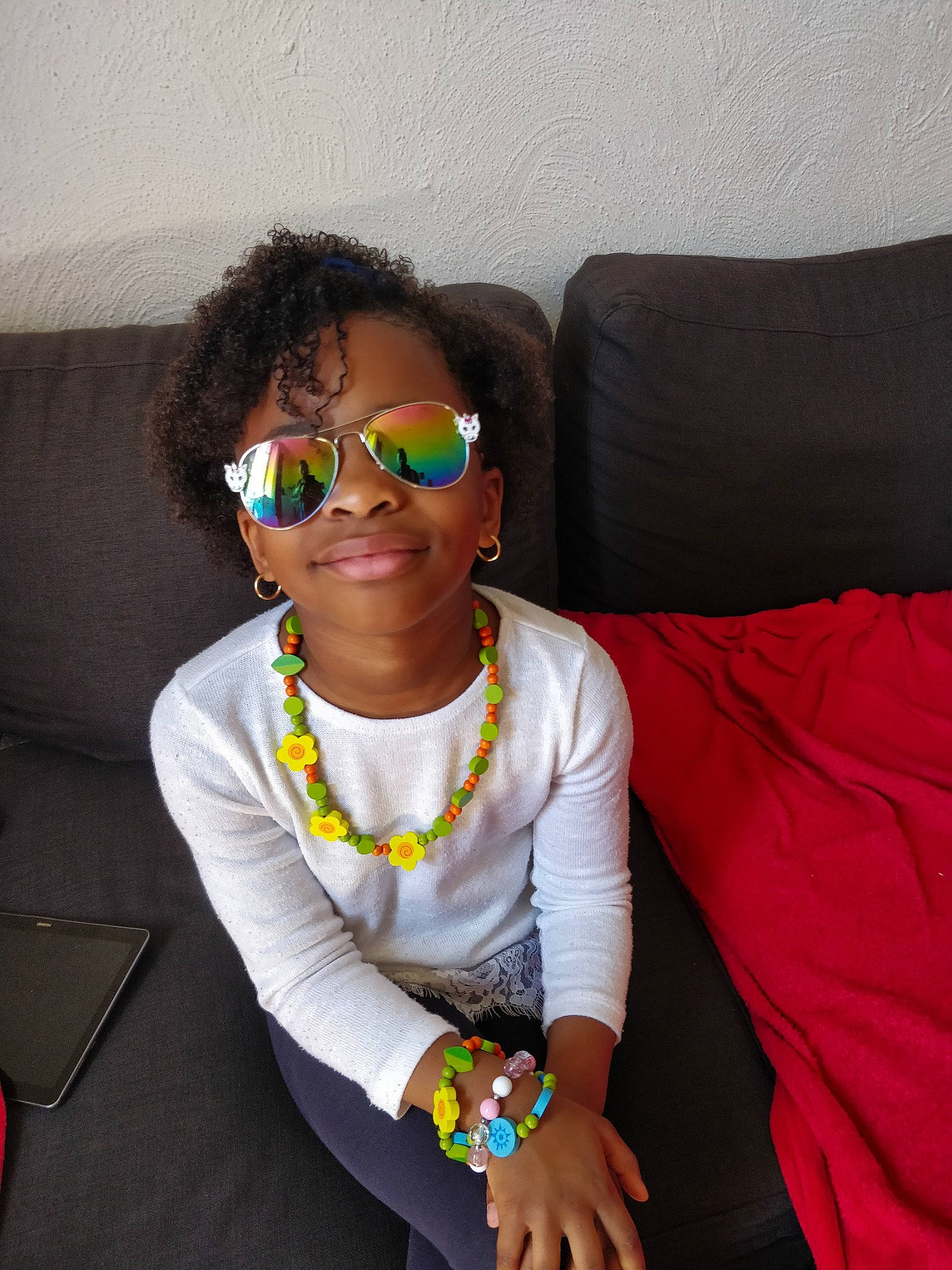 Eliane a rejoint le concours — aidez-le/la à gagner de superbes lots ! child, cool, eyewear, fun, glasses, joy, person, sitting, sunglasses, toddler, vision_care