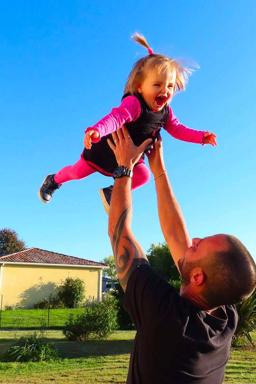Norah a rejoint le concours — aidez-le/la à gagner de superbes lots ! arm, balance, elbow, entertainment, event, fun, gesture, grass, grassland, happy, leisure, people_in_nature, person, plant, recreation, shorts, sky, smile, t_shirt, toddler