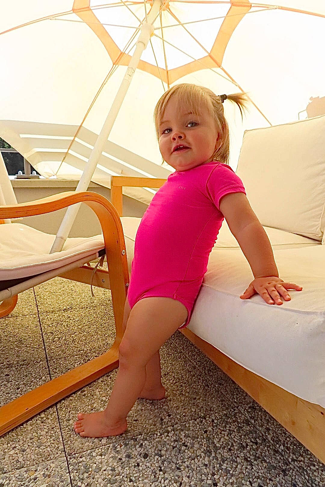 Norah a rejoint le concours — aidez-le/la à gagner de superbes lots ! arm, barefoot, calf, elbow, finger, flooring, fun, happy, joint, knee, leisure, magenta, neck, person, pink, shoulder, sleeve, sportswear, t_shirt, thigh