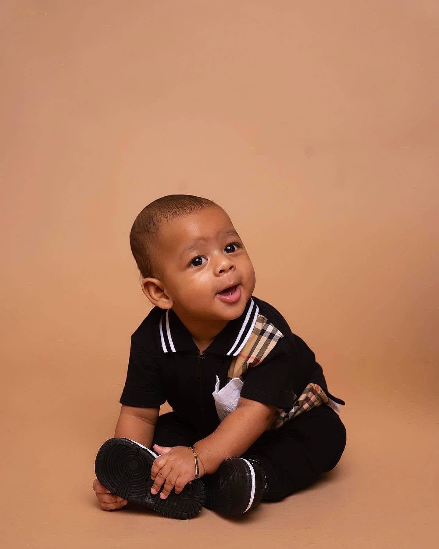 Dailan is registered to the contest to win money with this photo: baby, baby_toddler_clothing, balance, cheek, child, child_model, collar, elbow, flash_photography, flooring, fun, happy, knee, person, portrait_photography, sitting, sleeve, thumb, toddler, wood