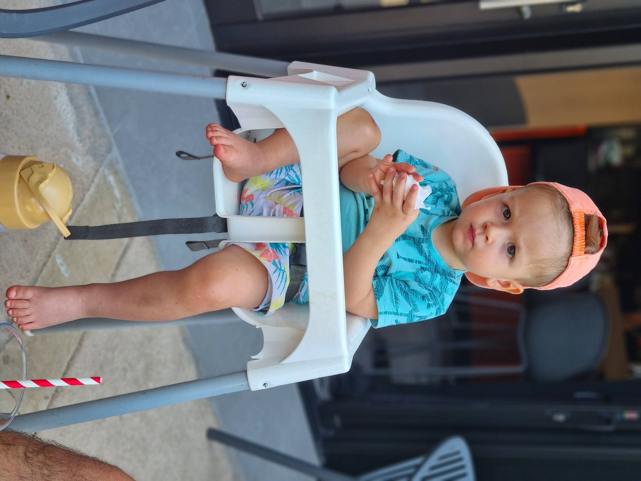 Thao participe au concours pour gagner de l'argent avec cette photo : baby, baby_toddler_clothing, child, elbow, eyewear, finger, foot, fun, hand, hat, human_leg, knee, leisure, person, recreation, room, shorts, t_shirt, thigh, toddler