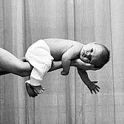 Matisse a rejoint le concours — aidez-le/la à gagner de superbes lots ! baby, infant, arm, hand, black_and_white, portrait, curtain, clothing, newborn, skin, person, child, cute, looking, resting, soft, expression, human, studio, support