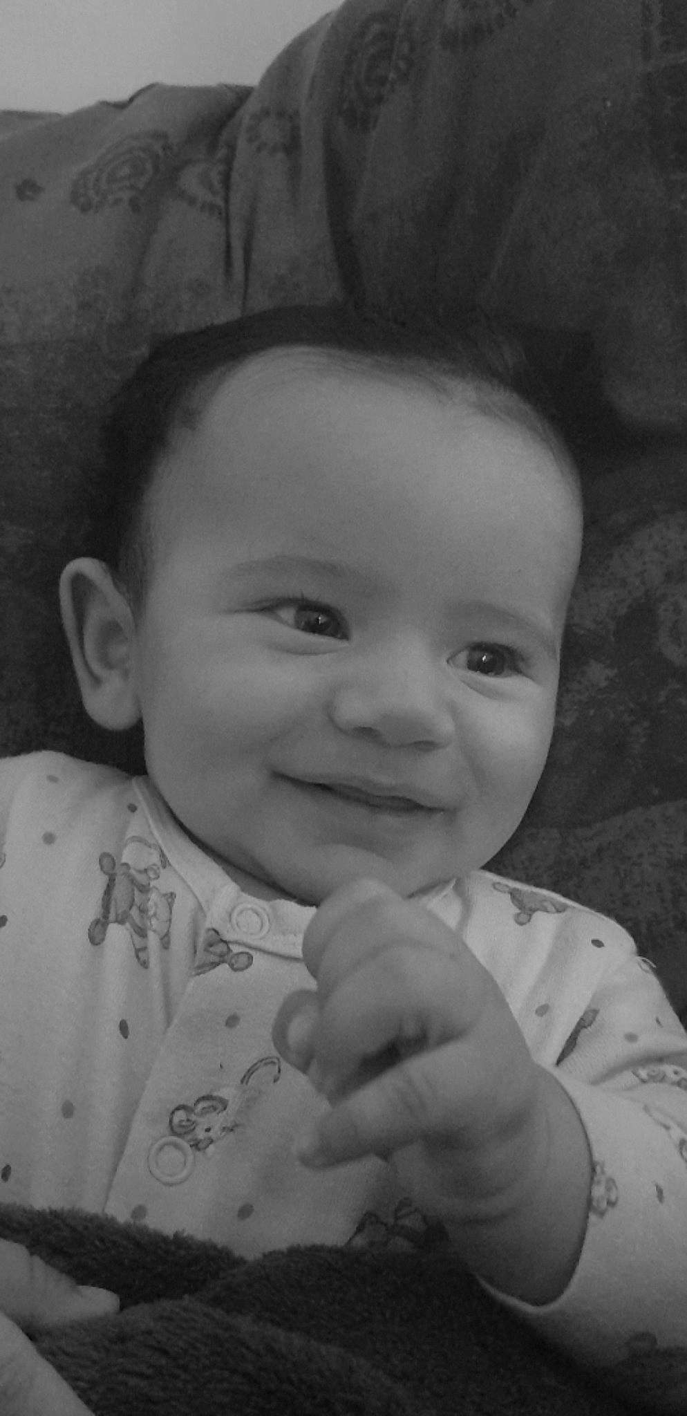 Alassane participe au concours pour gagner de l'argent avec cette photo : arm, cheek, chin, eye, eyebrow, face, flash_photography, forehead, hair, hand, happy, head, human_body, iris, joy, lip, nose, organ, person, skin