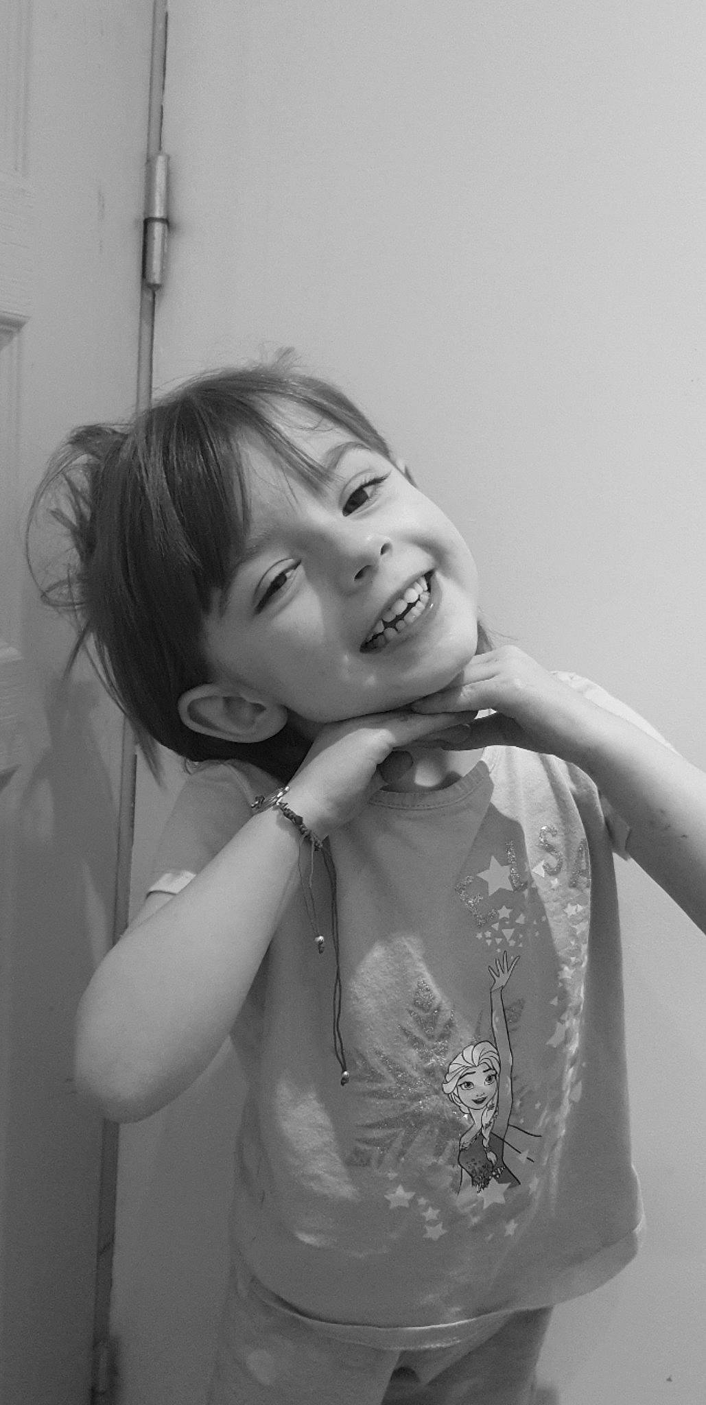 Louise participe au concours pour gagner de l'argent avec cette photo : arm, black_and_white, black_hair, eye, eyebrow, eyelash, face, facial_expression, flash_photography, fun, gesture, hair, happy, head, joy, lip, person, shoulder, skin, smile