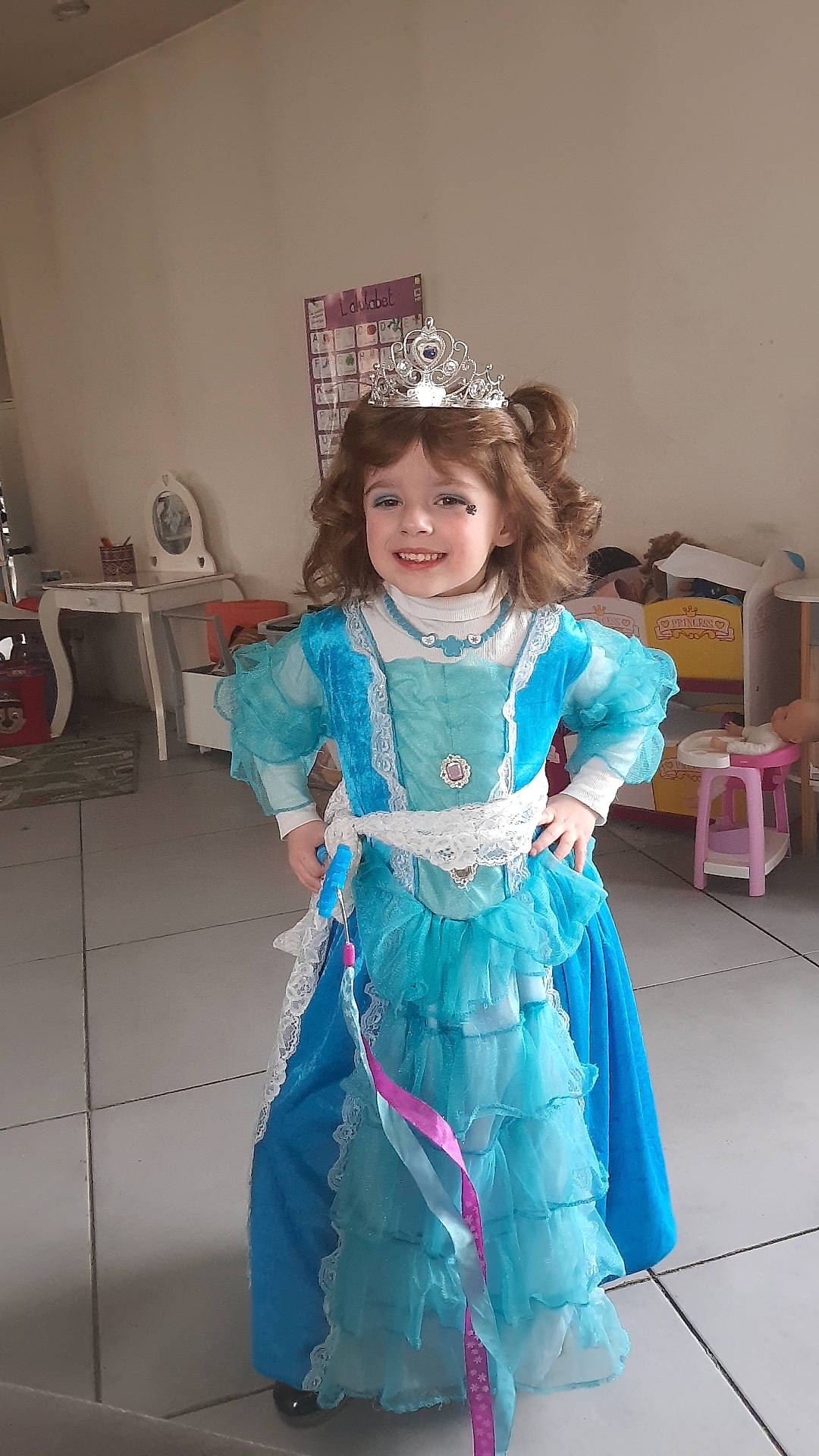 Louise participe au concours pour gagner de l'argent avec cette photo : child, clothing, costume, electric_blue, event, face, fashion_design, formal_wear, fun, gown, hair, happy, head, headgear, jewellery, joy, one_piece_garment, person, purple, sleeve