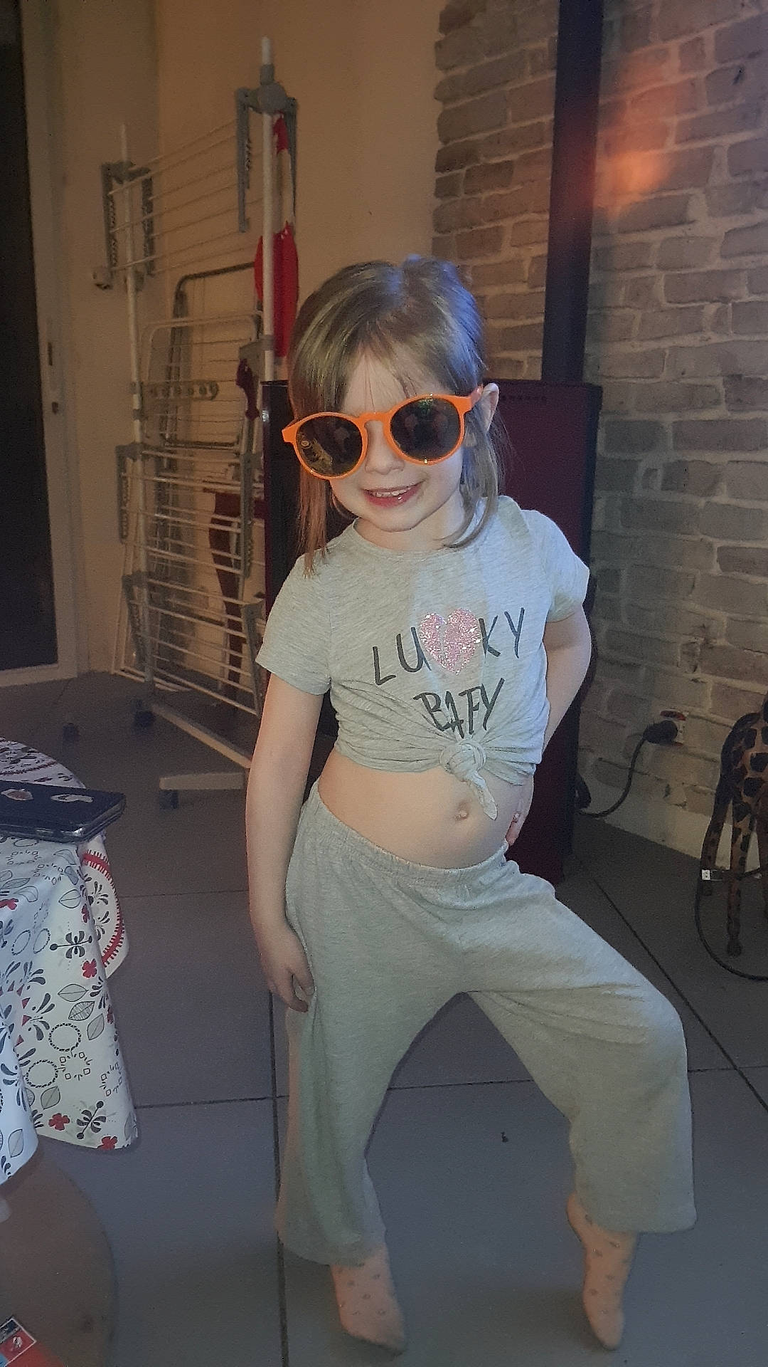 Louise a rejoint le concours — aidez-le/la à gagner de superbes lots ! chest, cool, costume, eyewear, fashion_design, fun, goggles, human_leg, joy, knee, person, personal_protective_equipment, sleeve, smile, sportswear, standing, sunglasses, t_shirt, thigh, trunk