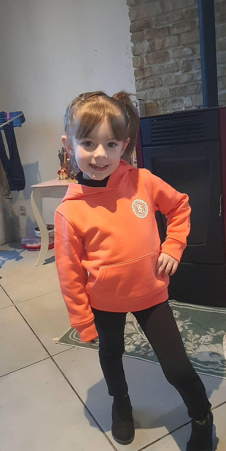 Louise participe au concours pour gagner de l'argent avec cette photo : blond, brown_hair, child, eye, eyewear, fashion_design, flooring, fun, fur, human_leg, joy, knee, leggings, peach, person, personal_protective_equipment, sleeve, sportswear, standing, t_shirt