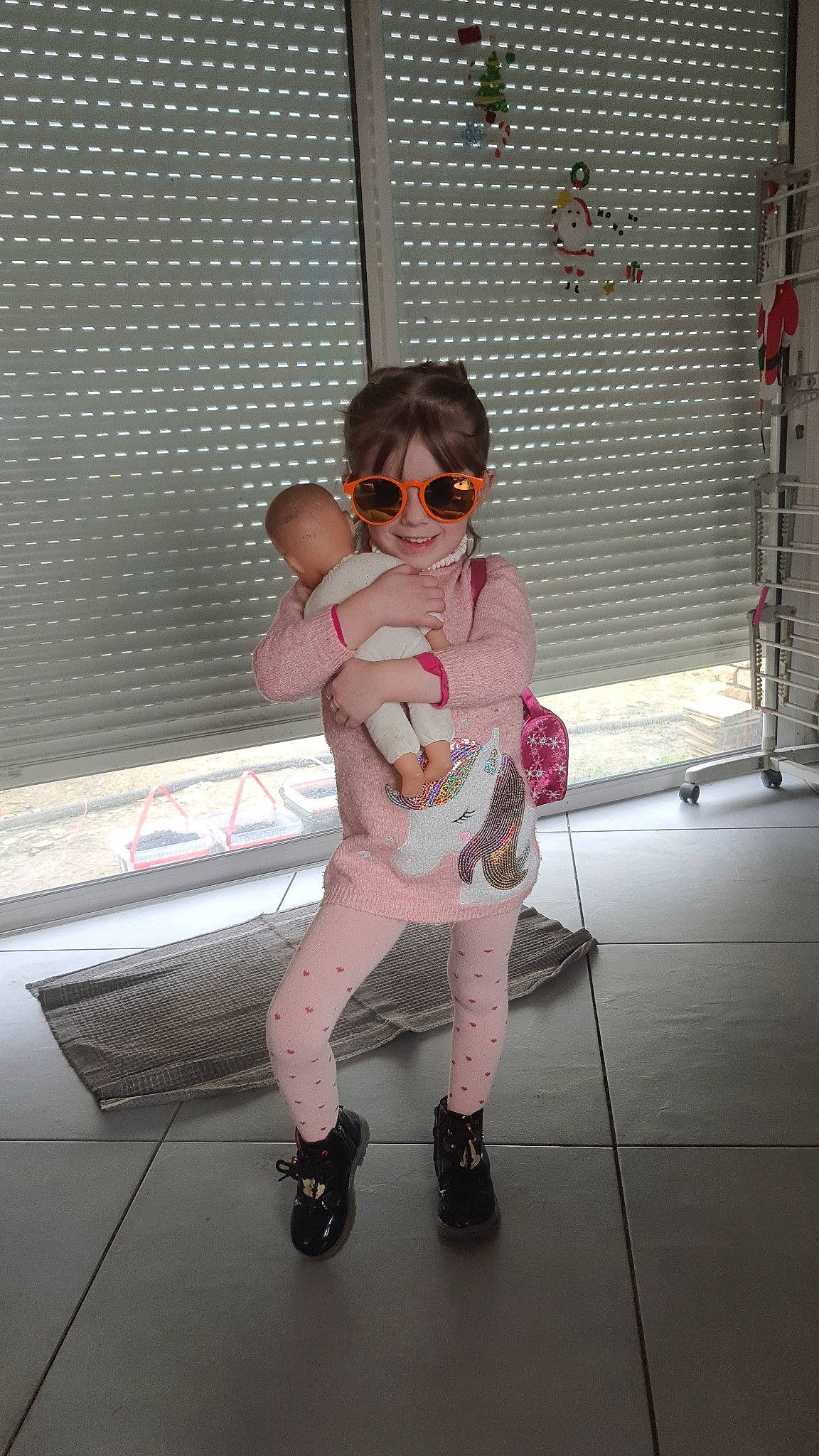 Louise participe au concours pour gagner de l'argent avec cette photo : eyewear, fashion_design, fawn, flooring, fun, goggles, high_heels, human_leg, joy, knee, leg, leisure, pattern, person, pink, sandal, shoe, sneakers, sunglasses, thigh