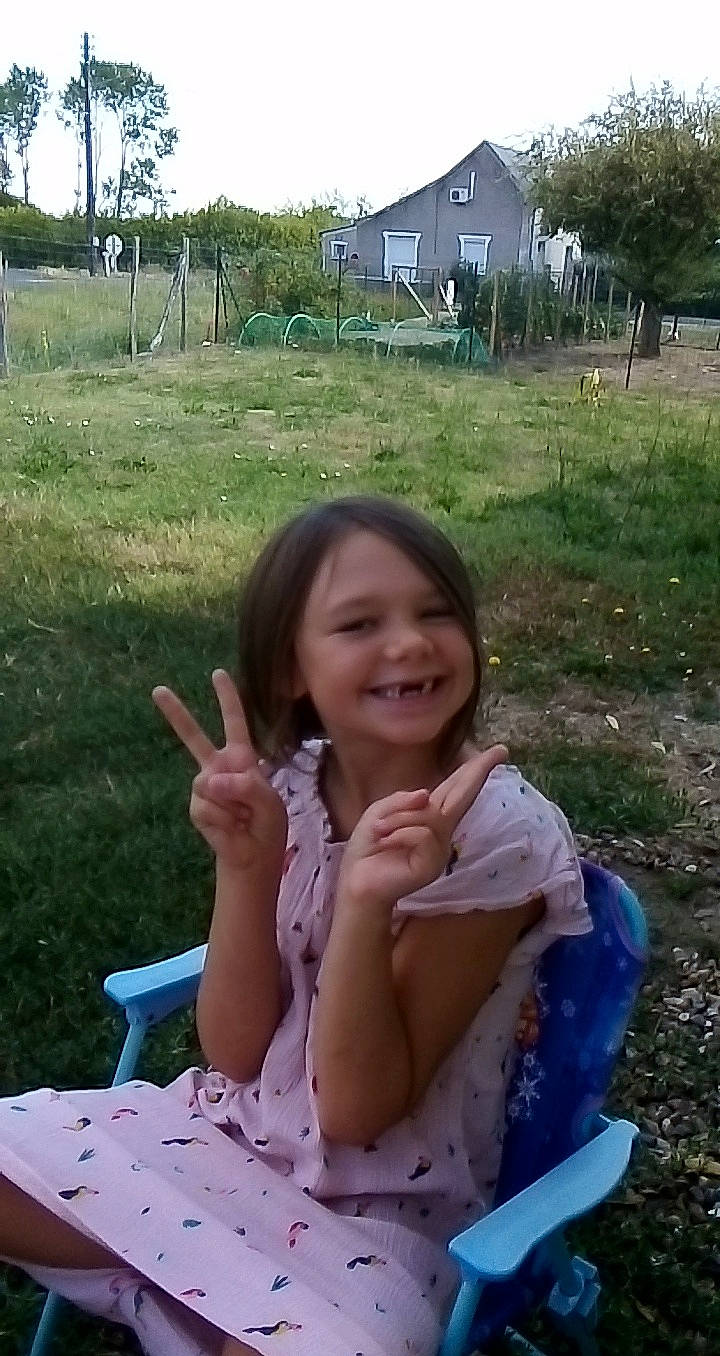 Shanna participe au concours pour gagner de l'argent avec cette photo : child, finger, fun, gesture, grass, happy, joy, leisure, mouth, person, play, sitting, smile, summer, vacation