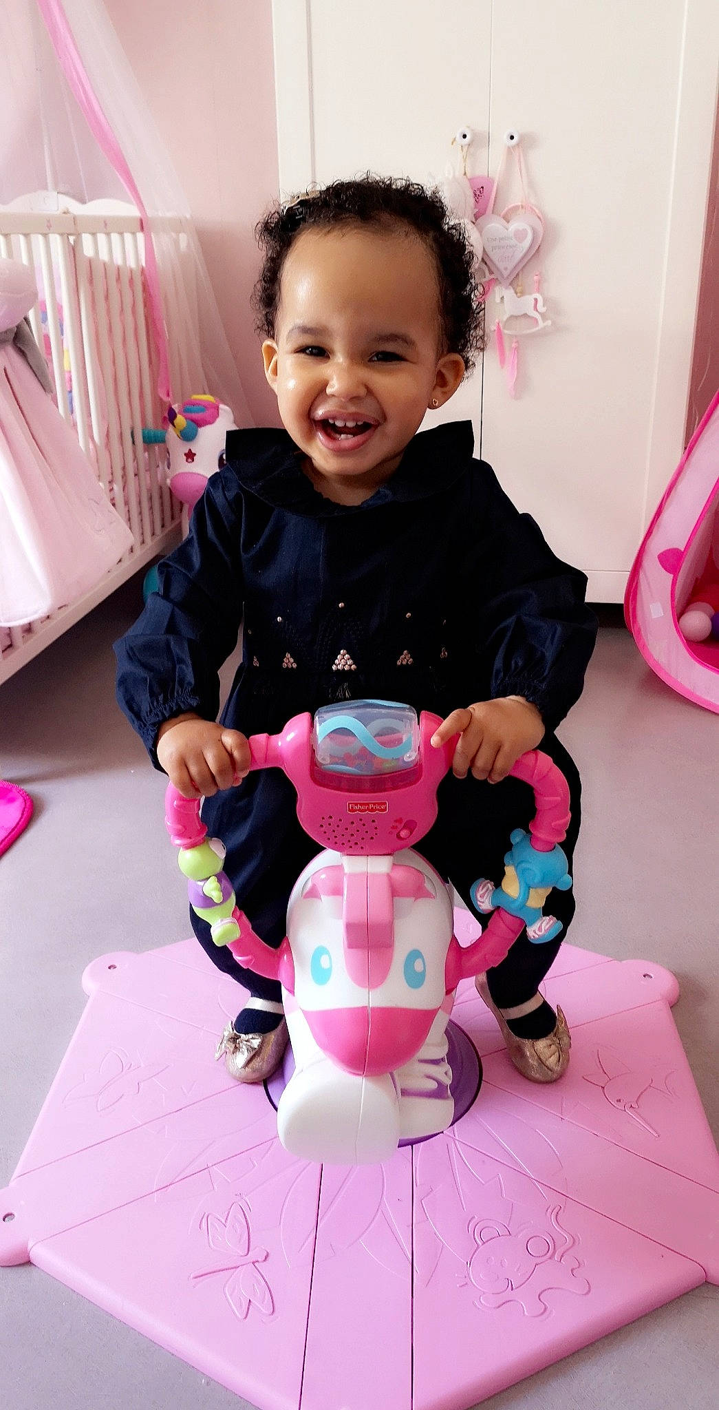 Sïa a rejoint le concours — aidez-le/la à gagner de superbes lots ! baby, child, happy, joy, person, pink, play, skin, smile, toddler, toy