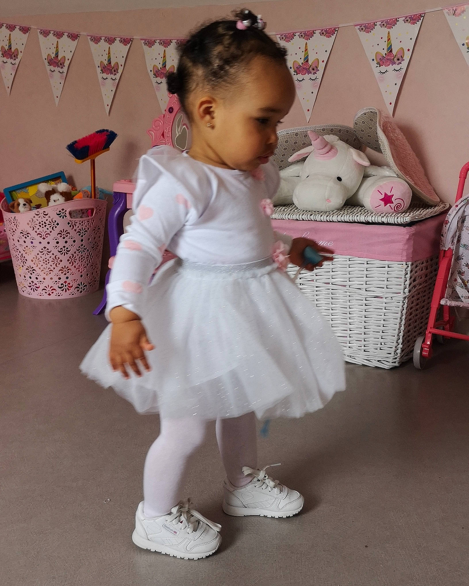 Sïa participe au concours pour gagner de l'argent avec cette photo : baby, baby_toddler_clothing, child, dress, footwear, person, pink, room, shoe, skin, toddler, white