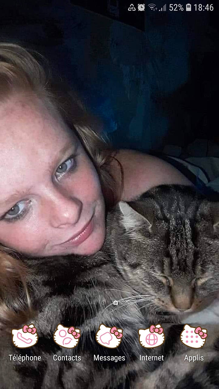 Thia a rejoint le concours — aidez-le/la à gagner de superbes lots ! black_hair, cat, eye, felidae, fun, gesture, lip, mouth, nose, photo_caption, photography, selfie, small_to_medium_sized_cats, smile, whiskers