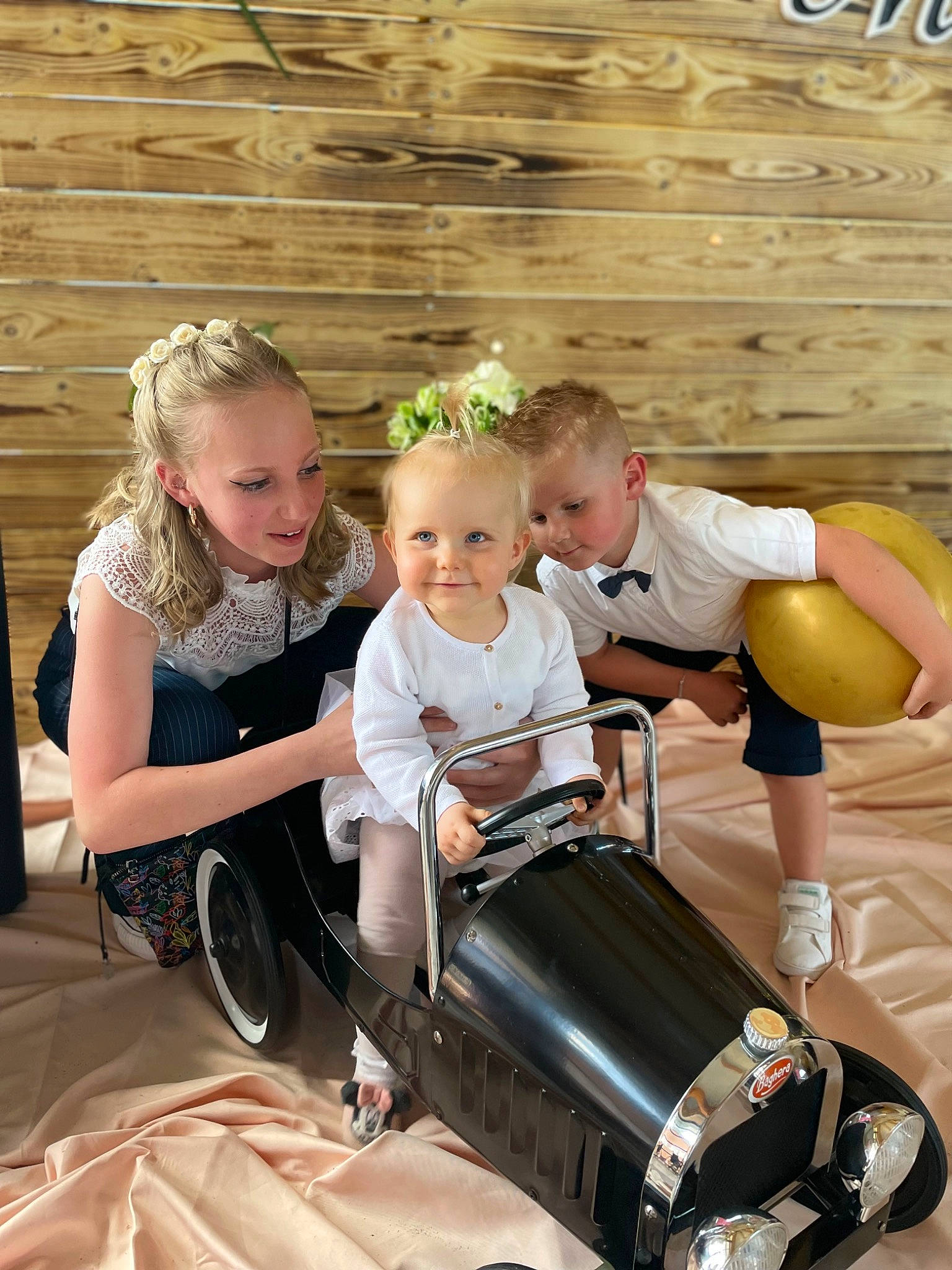 Alya participe au concours pour gagner de l'argent avec cette photo : baby_products, bag, chair, child, event, flash_photography, fun, happy, joy, leg, leisure, luggage_and_bags, person, recreation, shorts, sitting, smile, sneakers, t_shirt, tire