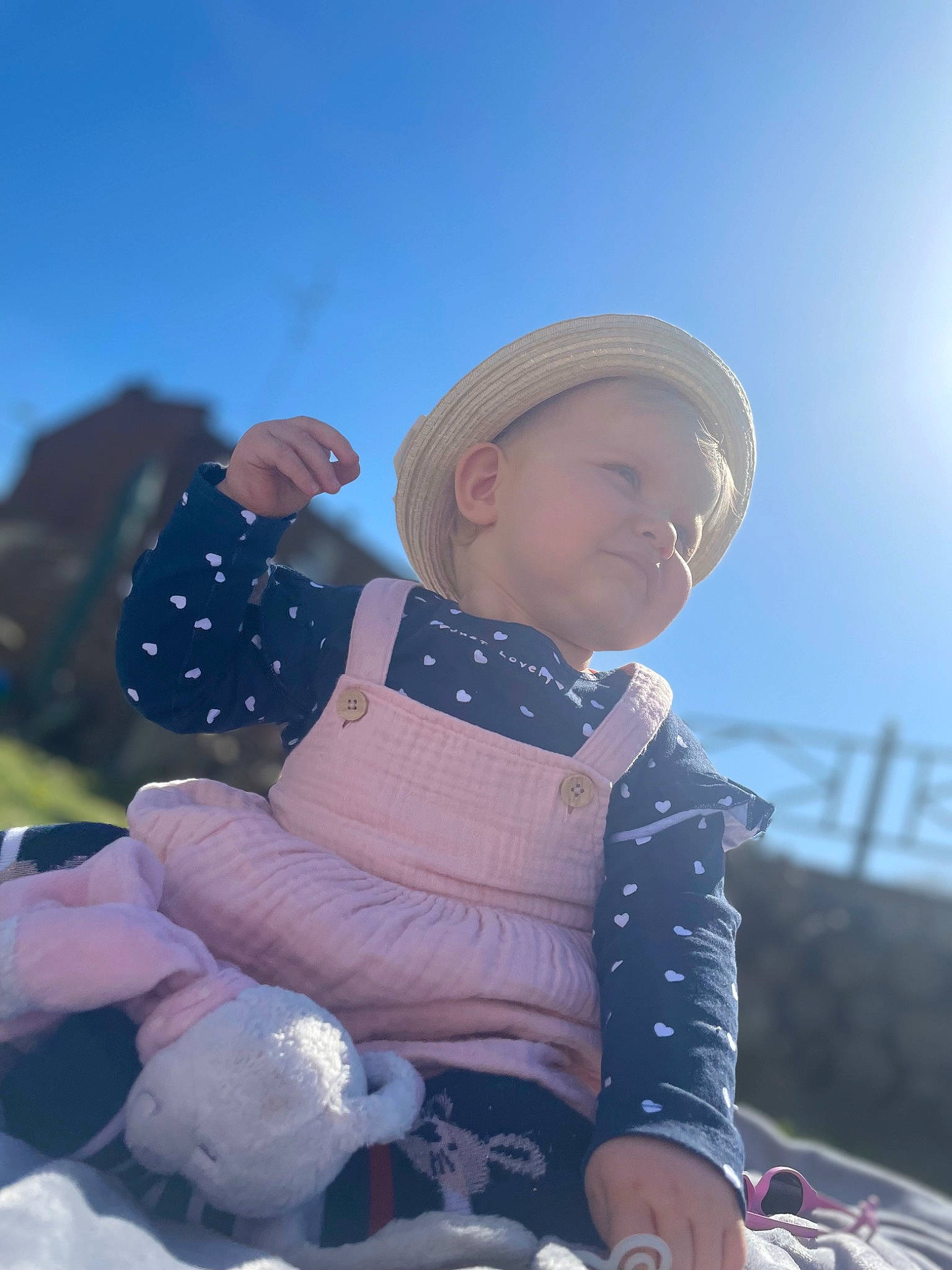 Alya a rejoint le concours — aidez-le/la à gagner de superbes lots ! baby, baby_toddler_clothing, beauty, cap, cool, electric_blue, flash_photography, fun, grass, happy, hat, headgear, leisure, pattern, people_in_nature, person, recreation, sky, sun_hat, toddler