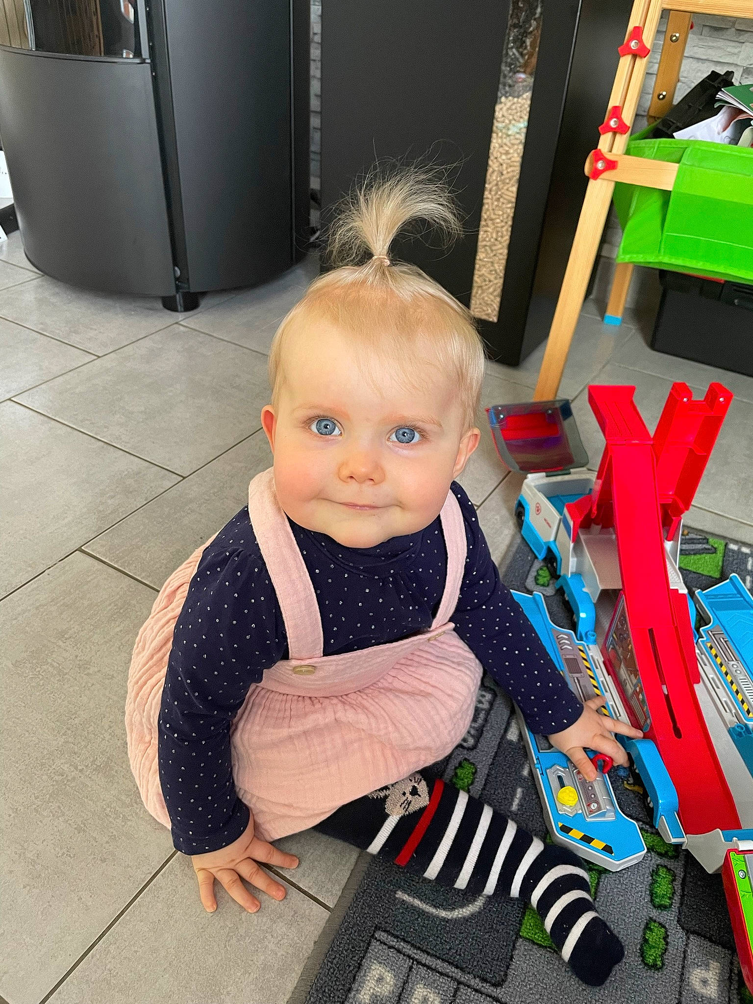 Alya a rejoint le concours — aidez-le/la à gagner de superbes lots ! baby, baby_carriage, baby_products, baby_toddler_clothing, beauty, chair, child, drawer, floor, flooring, fun, gas, happy, person, play, product, room, sitting, toddler, toy