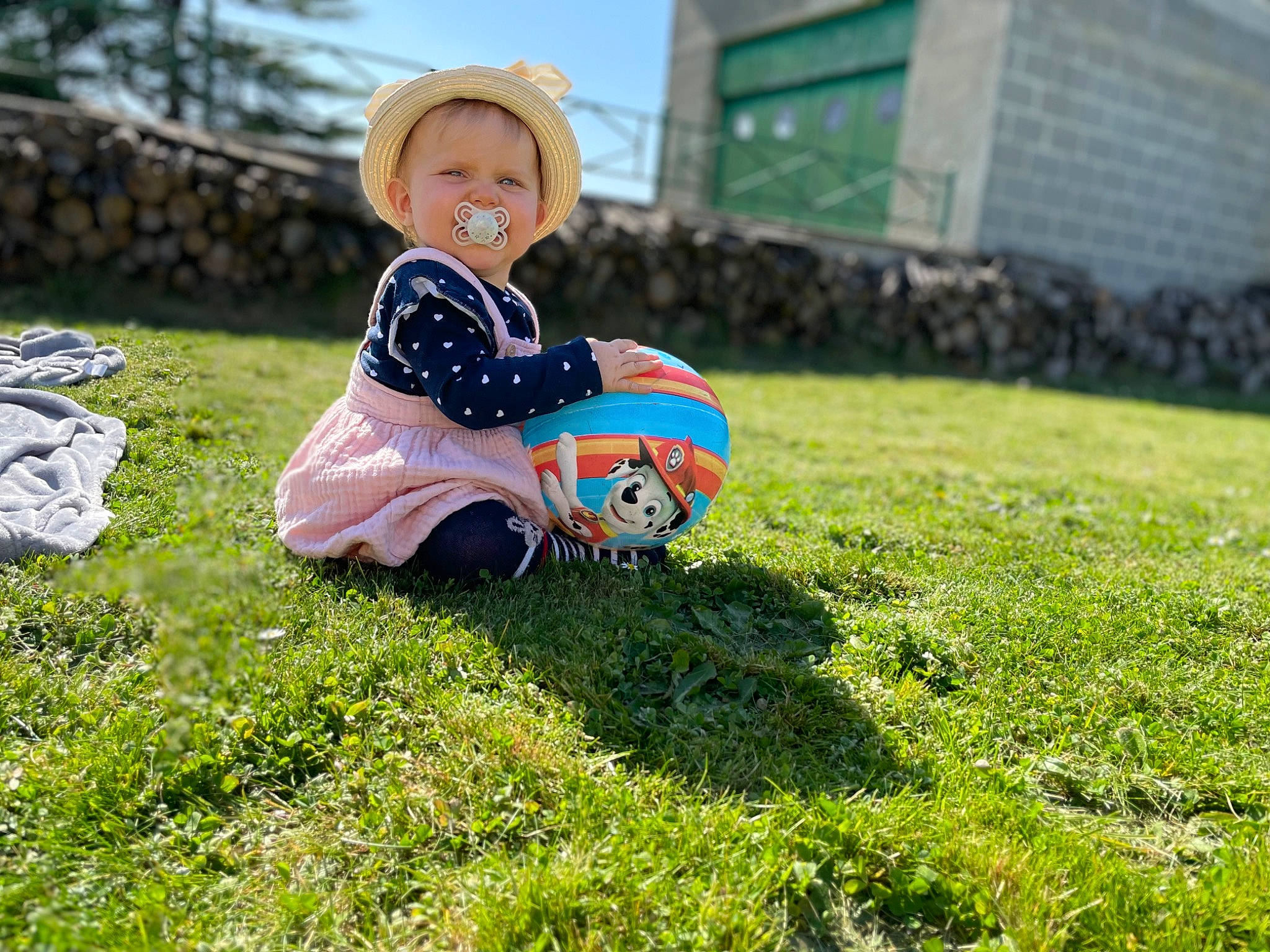Alya a rejoint le concours — aidez-le/la à gagner de superbes lots ! ball, flooring, football, grass, grassland, happy, hat, human_leg, landscape, lawn, leisure, meadow, people_in_nature, person, personal_protective_equipment, plant, recreation, sky, sports_equipment, toddler