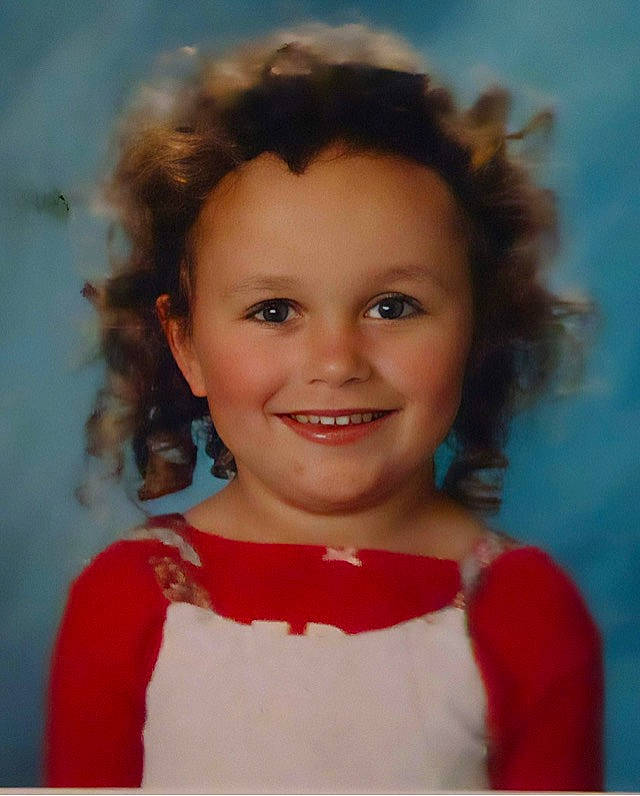 Lillian is registered to the contest to win money with this photo: beauty, blond, brown_hair, cheek, chin, electric_blue, eyebrow, eyelash, flash_photography, fun, hair, happy, iris, joy, lip, lipstick, nose, person, ringlet, sleeve